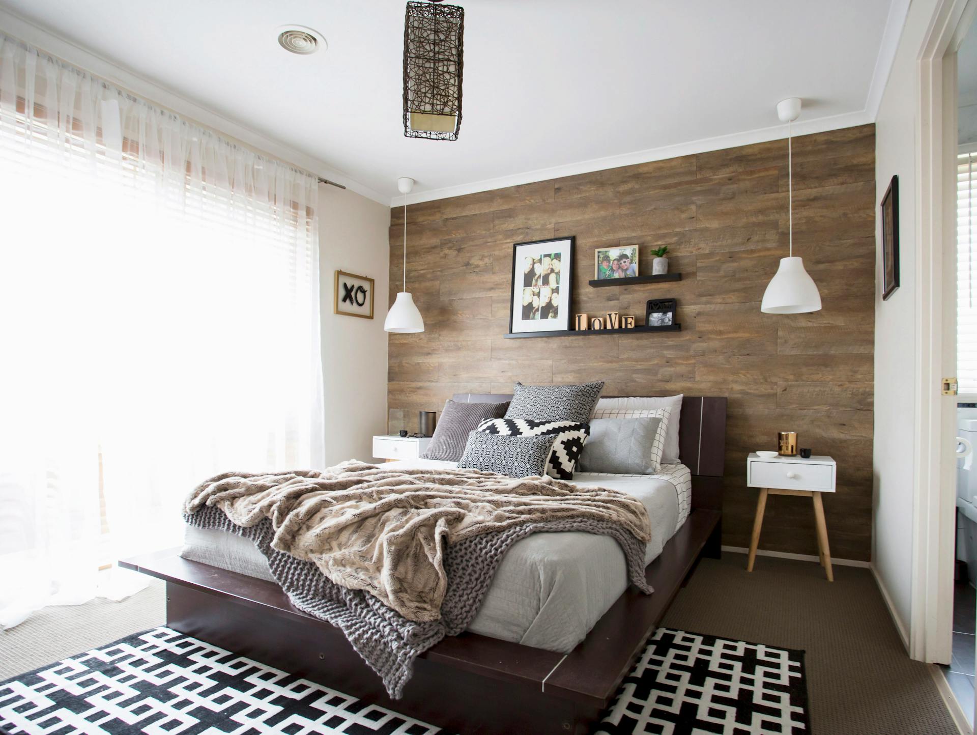 Schlafzimmer mit Deckenleuchte und Nachttischlampen