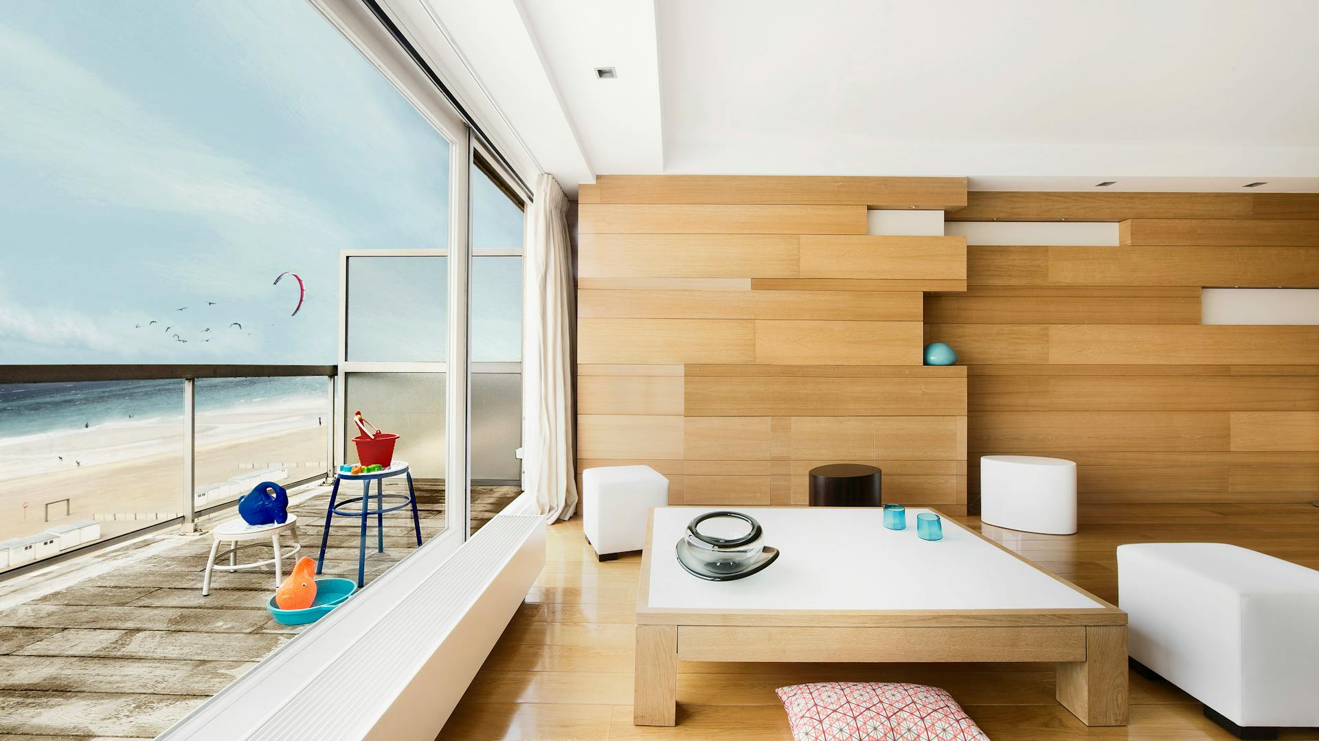 Helle Holzpaneele im Wohnbereich mit hellen Möbeln