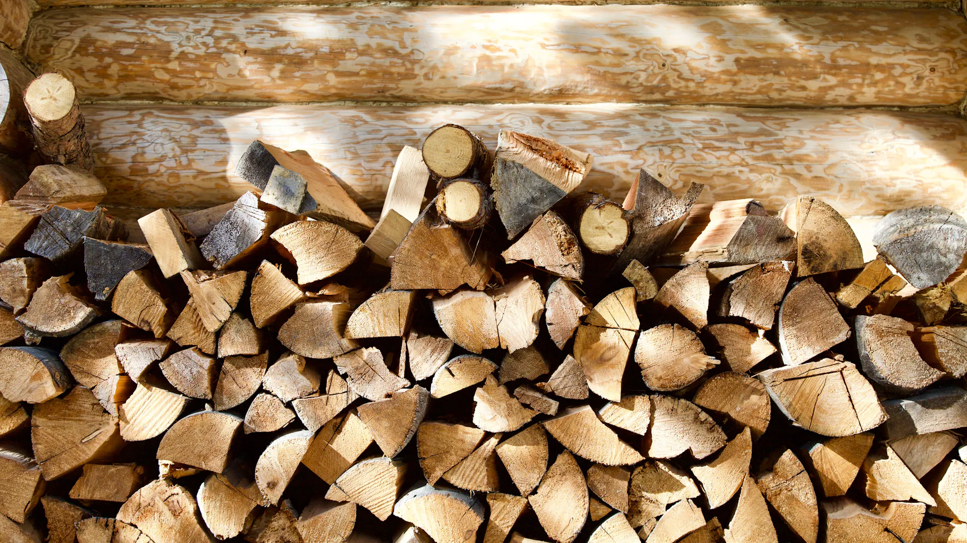 Ein Stapel mit Brennholz