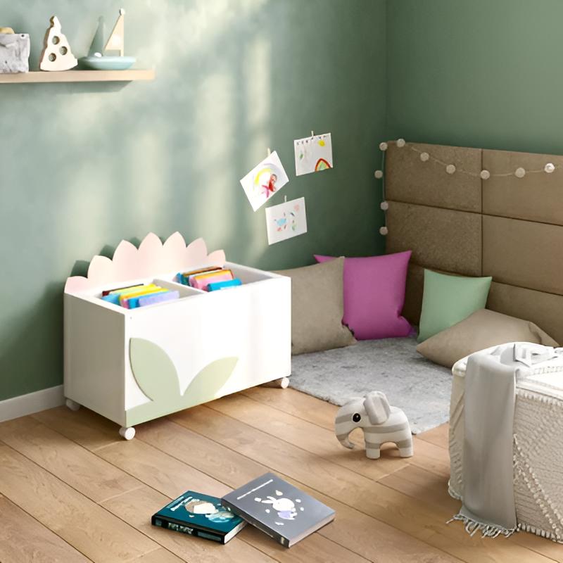 Weiße Kiste mit Büchern gefüllt steht auf Holzboden in grünem Kinderzimmer