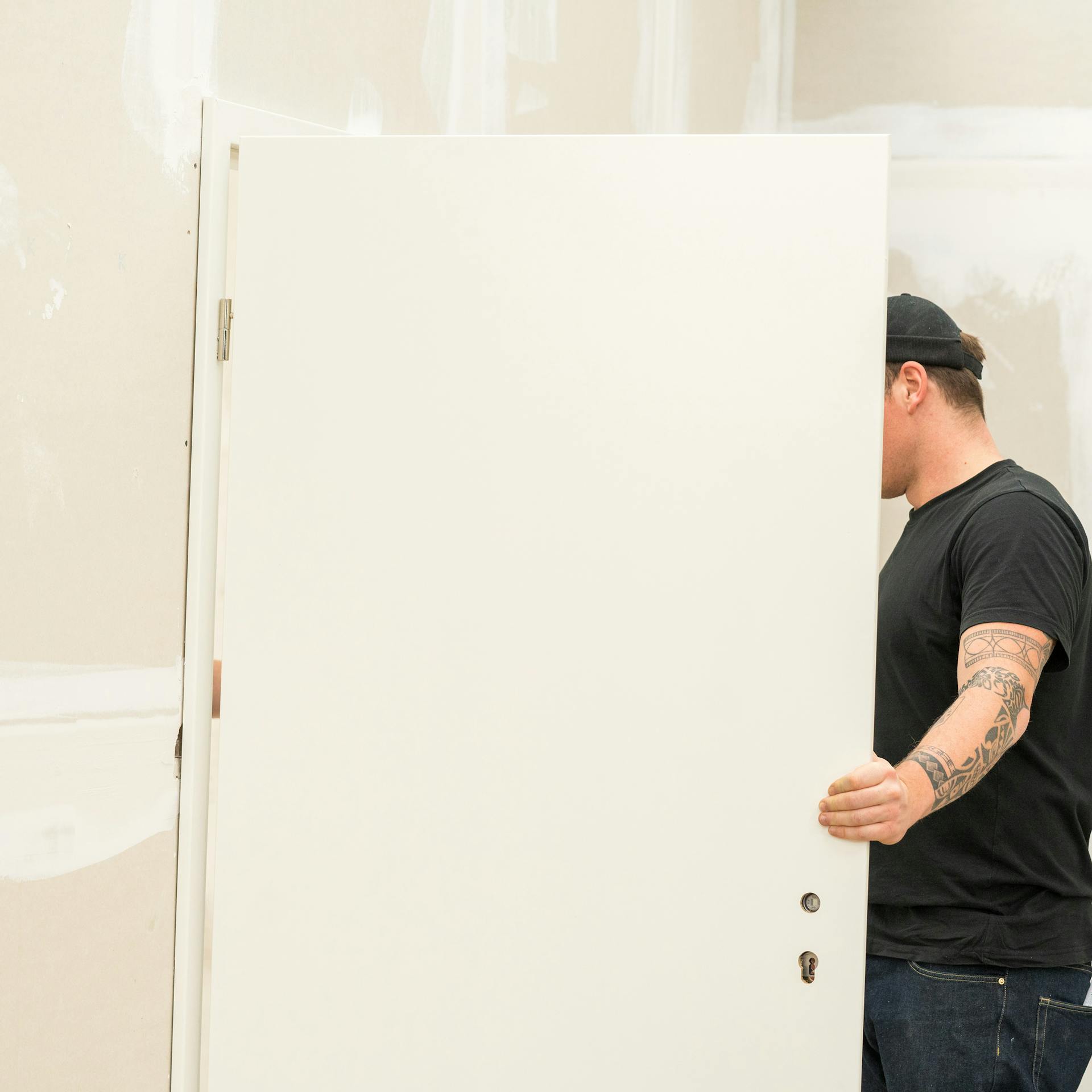 Heimwerker ermittelt die Türoffnungsrichtung.