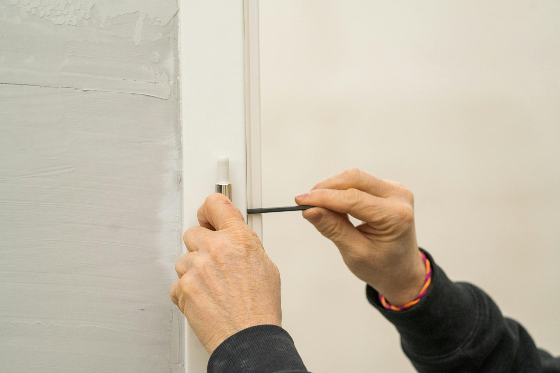 Pracovník osádza dvere.