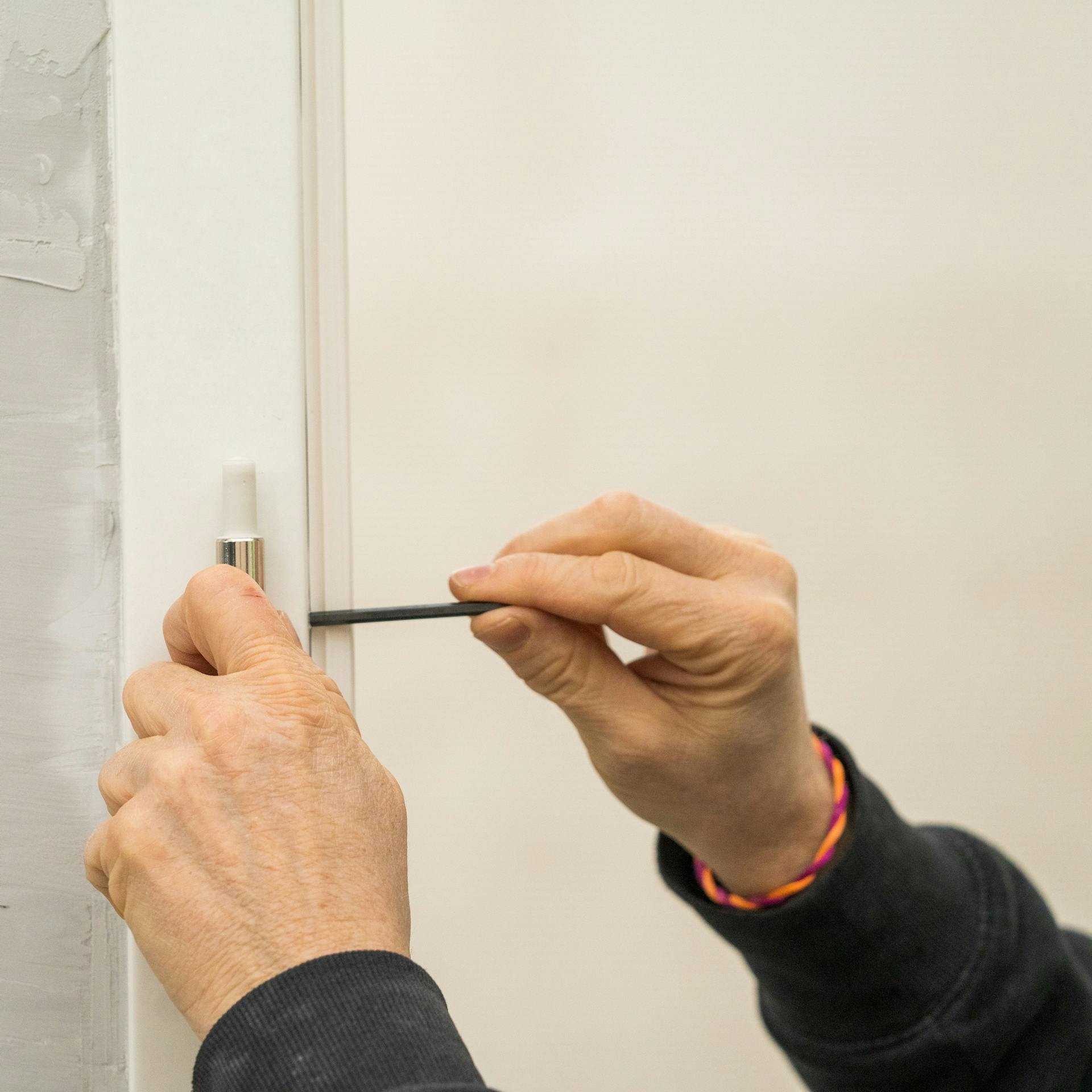 Handwerker setzt Tür ein.