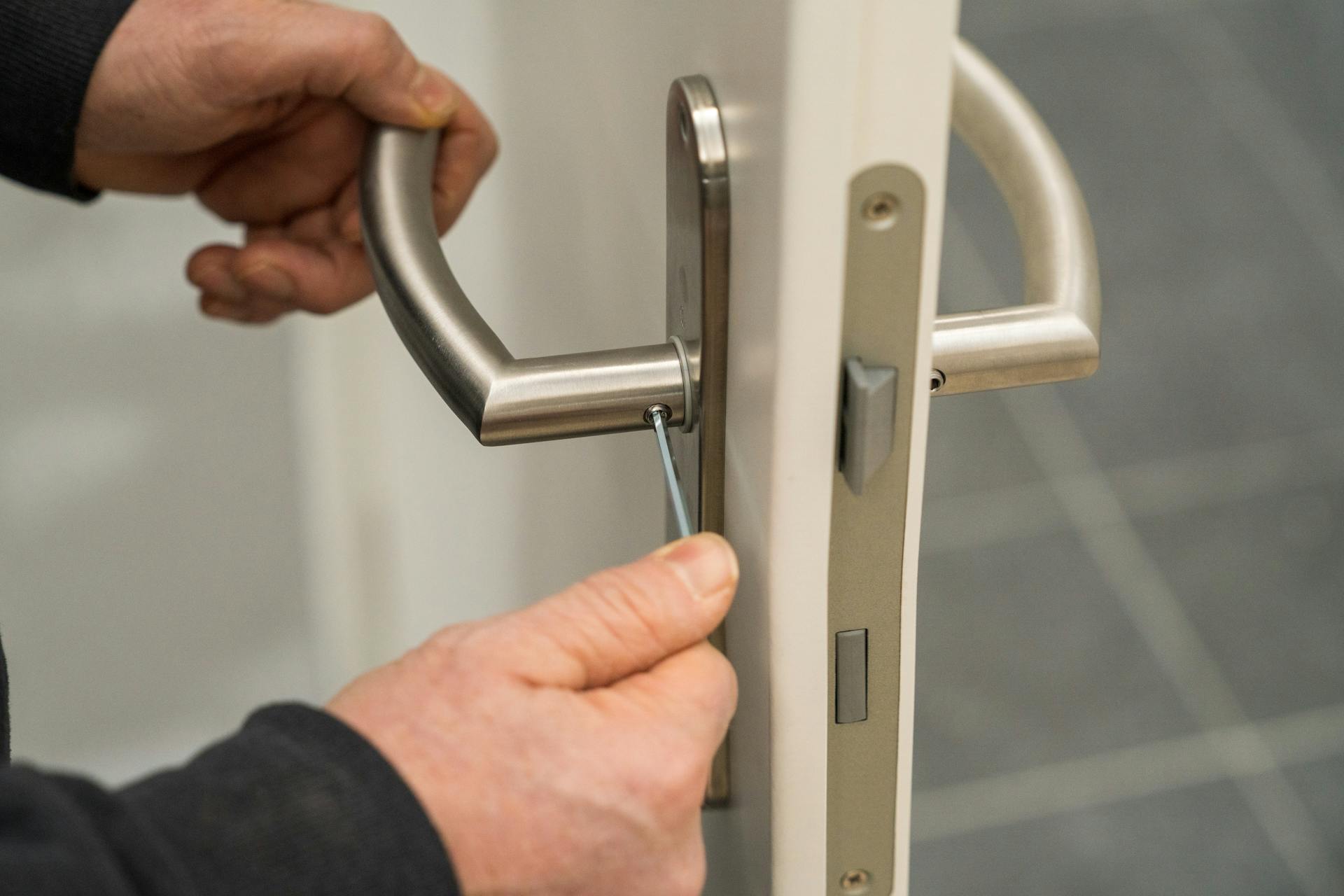 Pracovník osádza kovania.