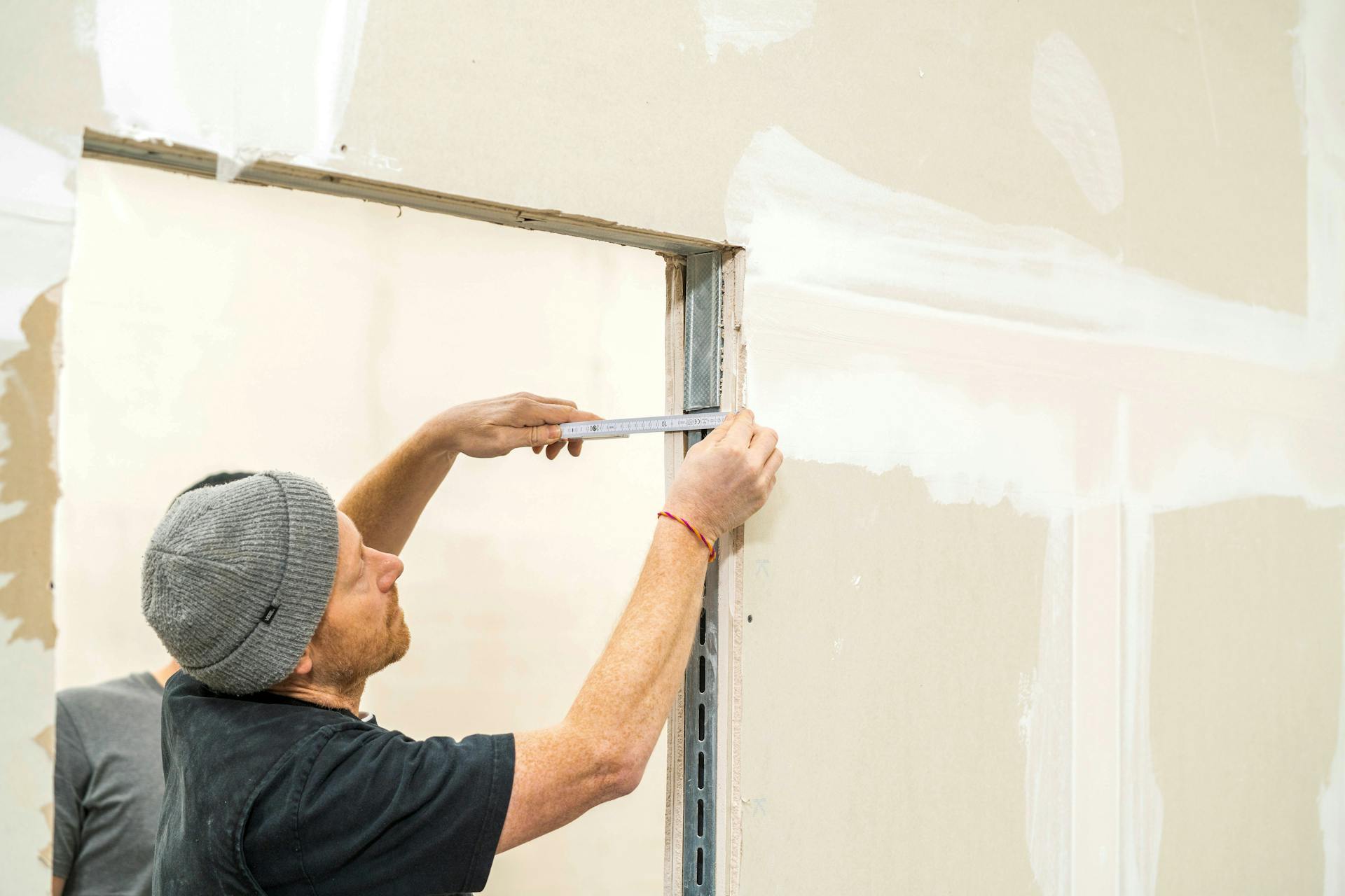 Meranie otvoru dverí zvinovacím metrom.