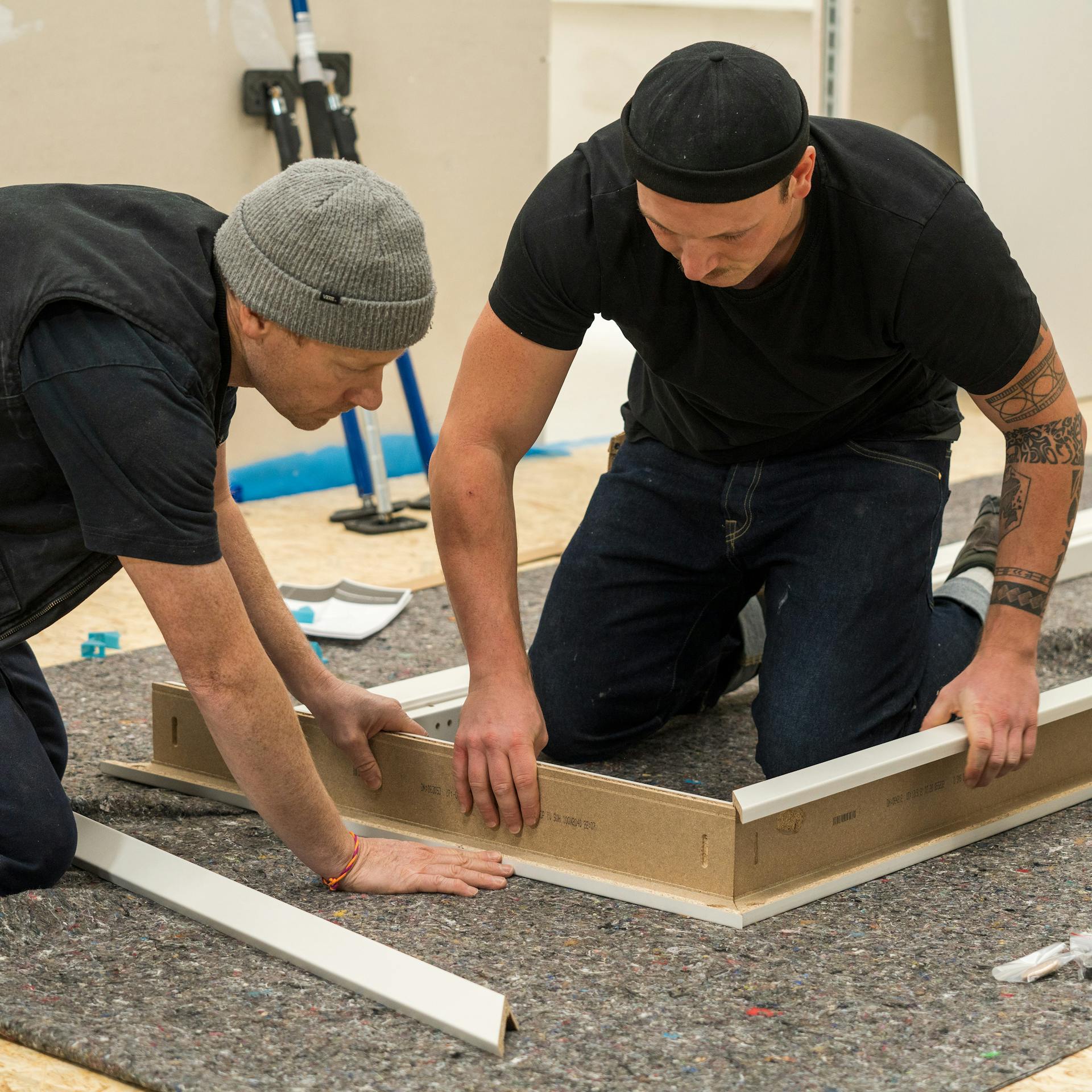 Handwerker montieren die Türzarge auf dem Boden.