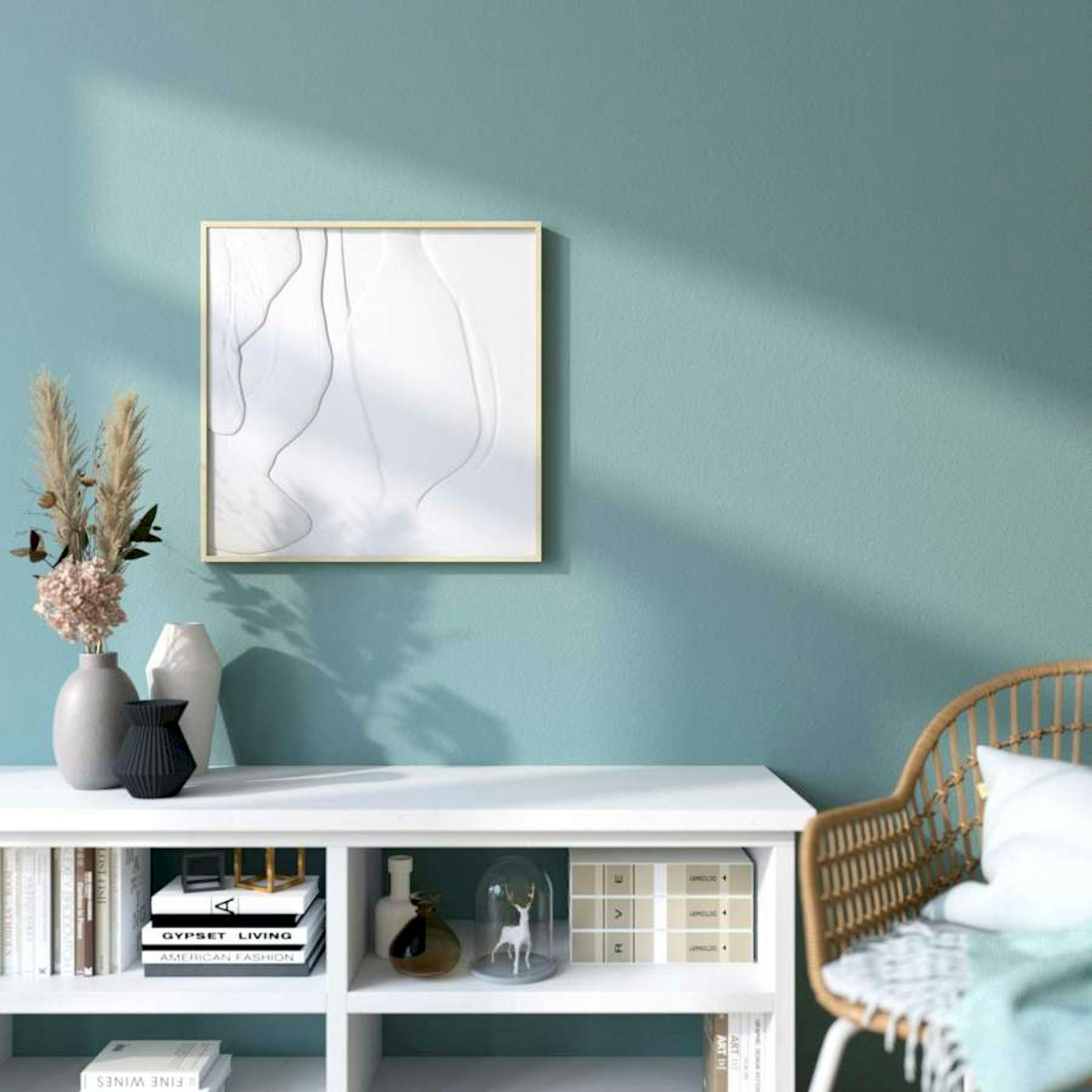 DIY Spachtelbild an einer türkisen Wand.