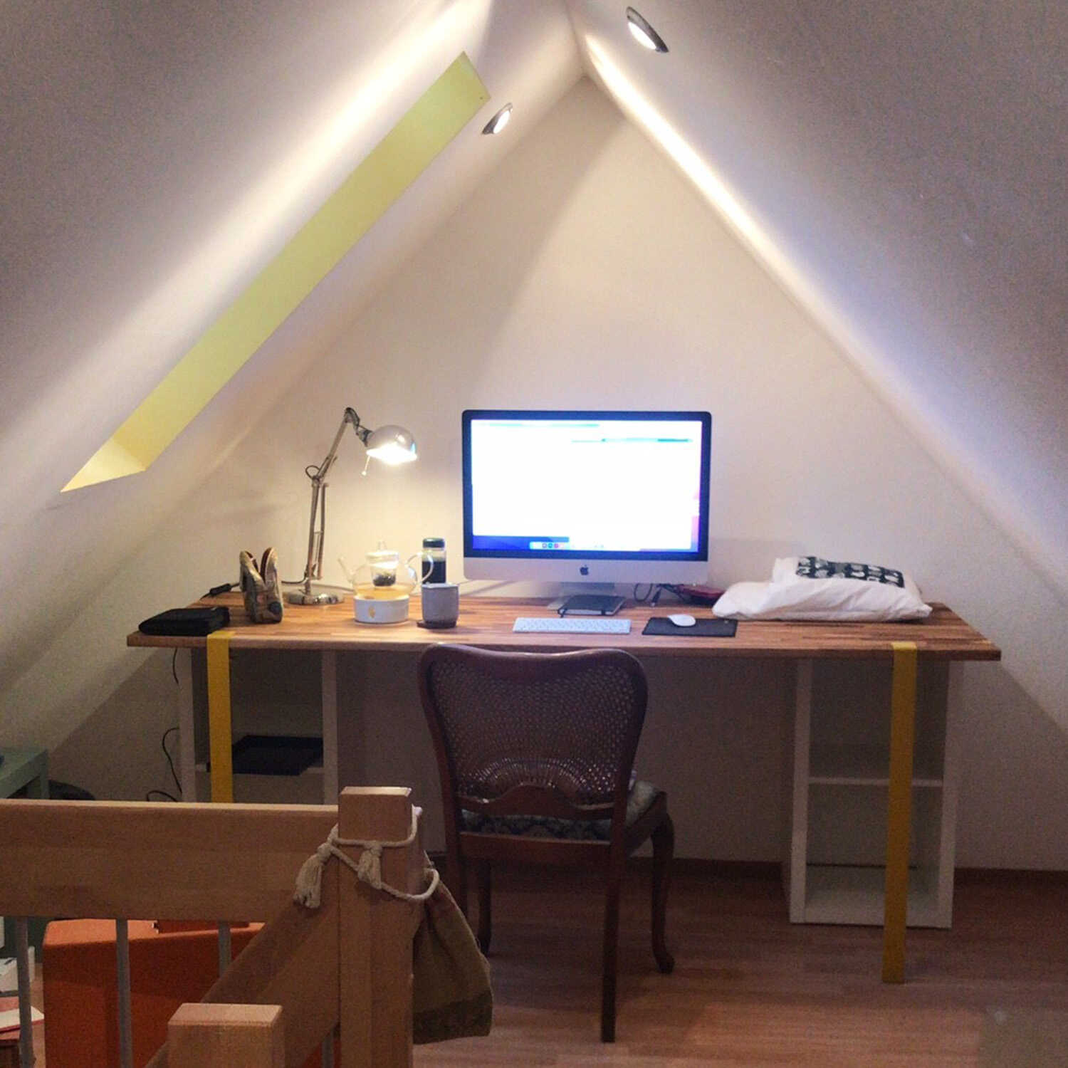 Arbeitszimmer im Dachgeschoss an Giebelwand
