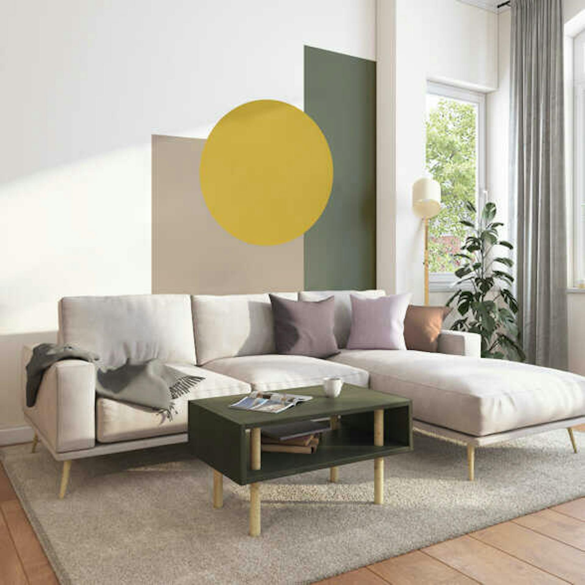 Ein helles Sofa und ein dunkelgrüner Couchtisch stehen vor einer weißen Wand mit jeweils einer grünen, einer beigen und einer gelben Farbfläche.