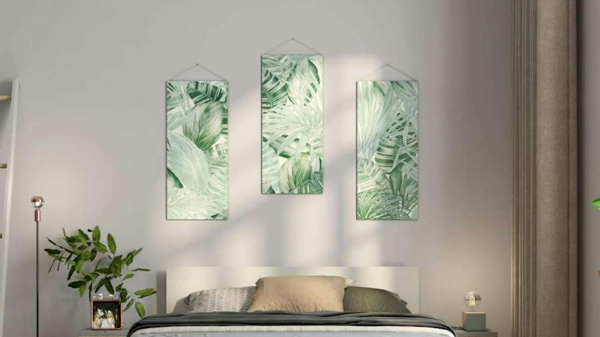 Über einem Bett hängen florale Tapeten.