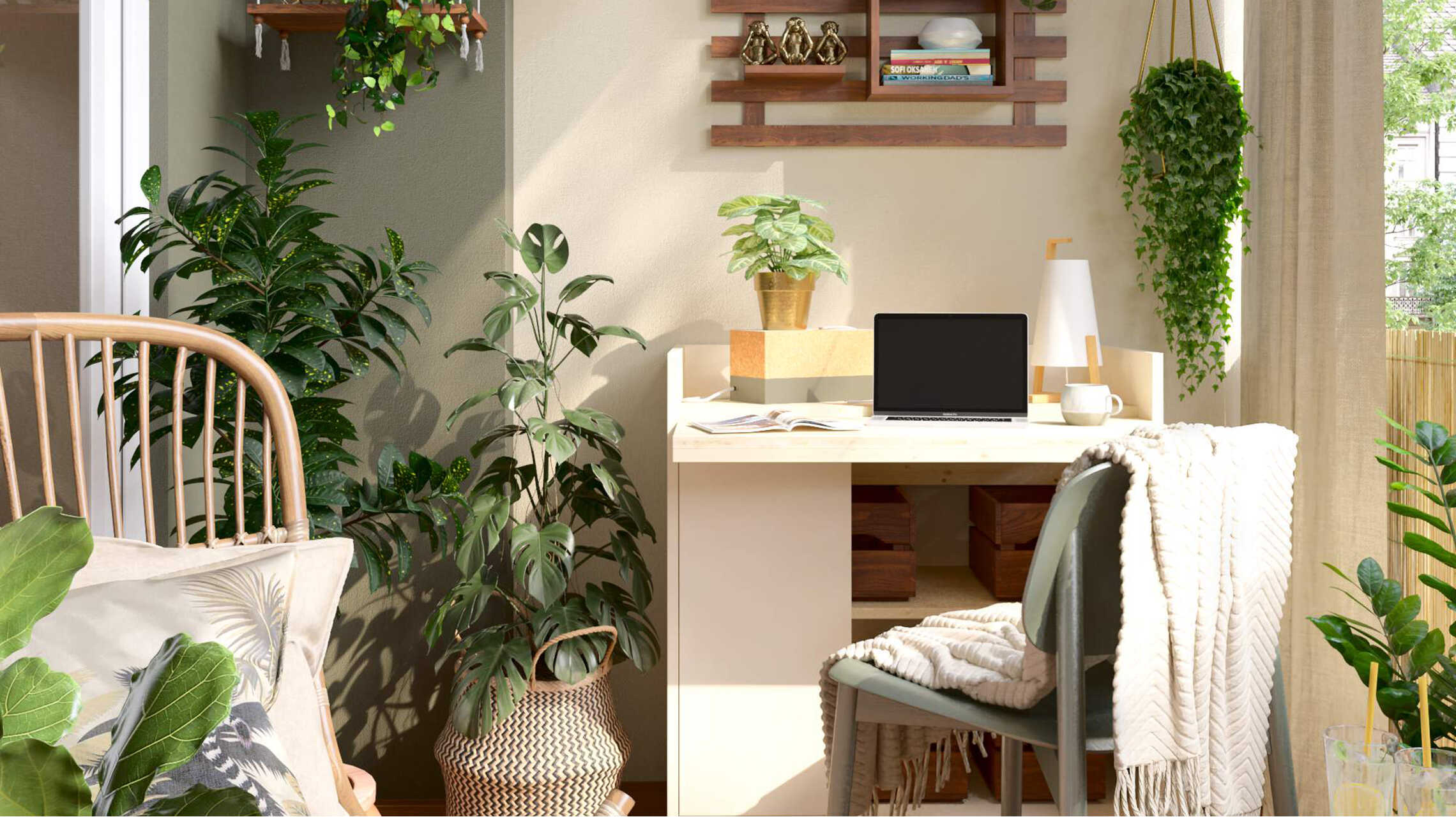 Ein kleines Arbeitszimmer im Jungle-Botanik Stil mit vielen Pflanzen sowie Beige- und Grüntönen.