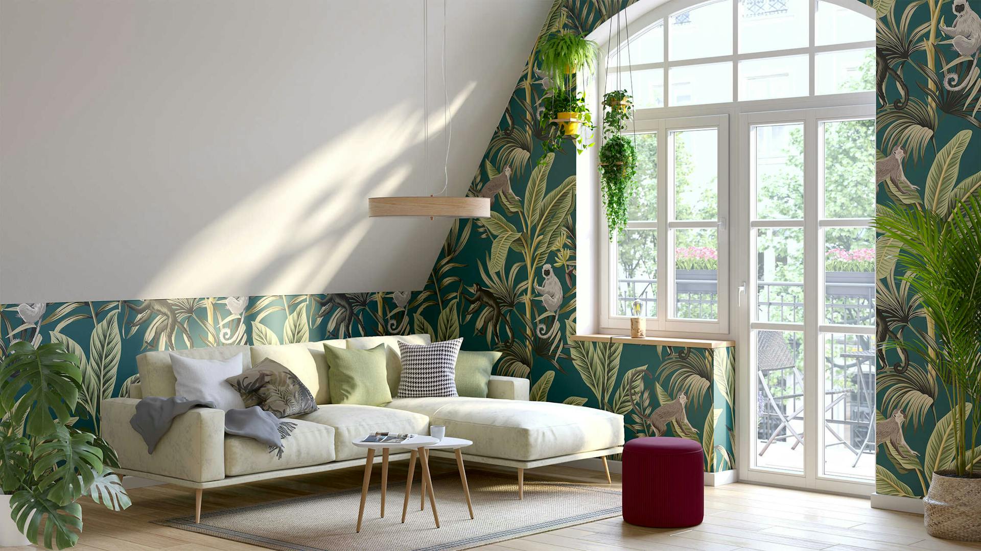 Ein Wohnzimmer mit einer weißen Dachschräge, während der Rest der Wände eine Tapete in Dschungeloptik als Wandgestaltung nutzen.