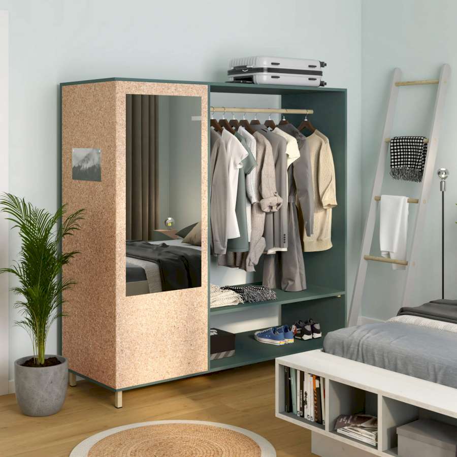 Schlafzimmerschrank, dessen Seitenwand und Tür mit Korkmatten beklebt ist