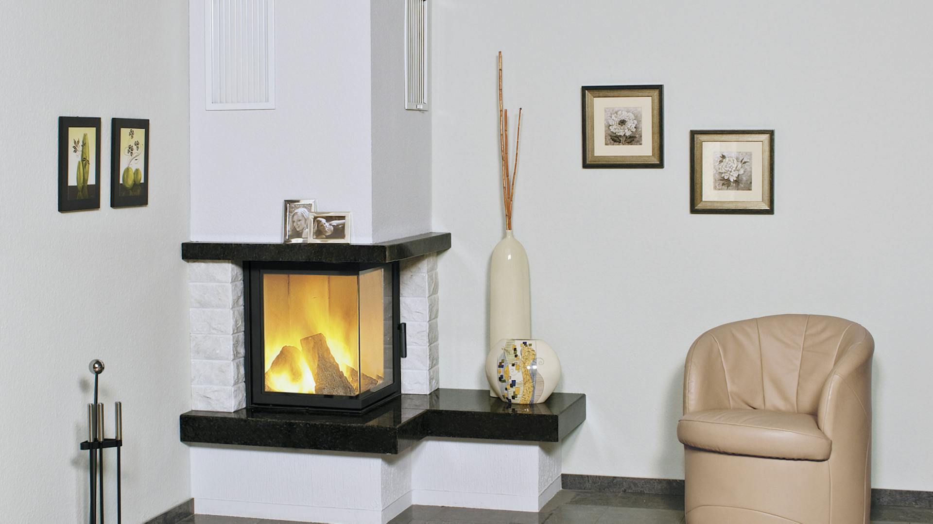 Ein weiß gemauerter Kamin steht im Wohnzimmer.