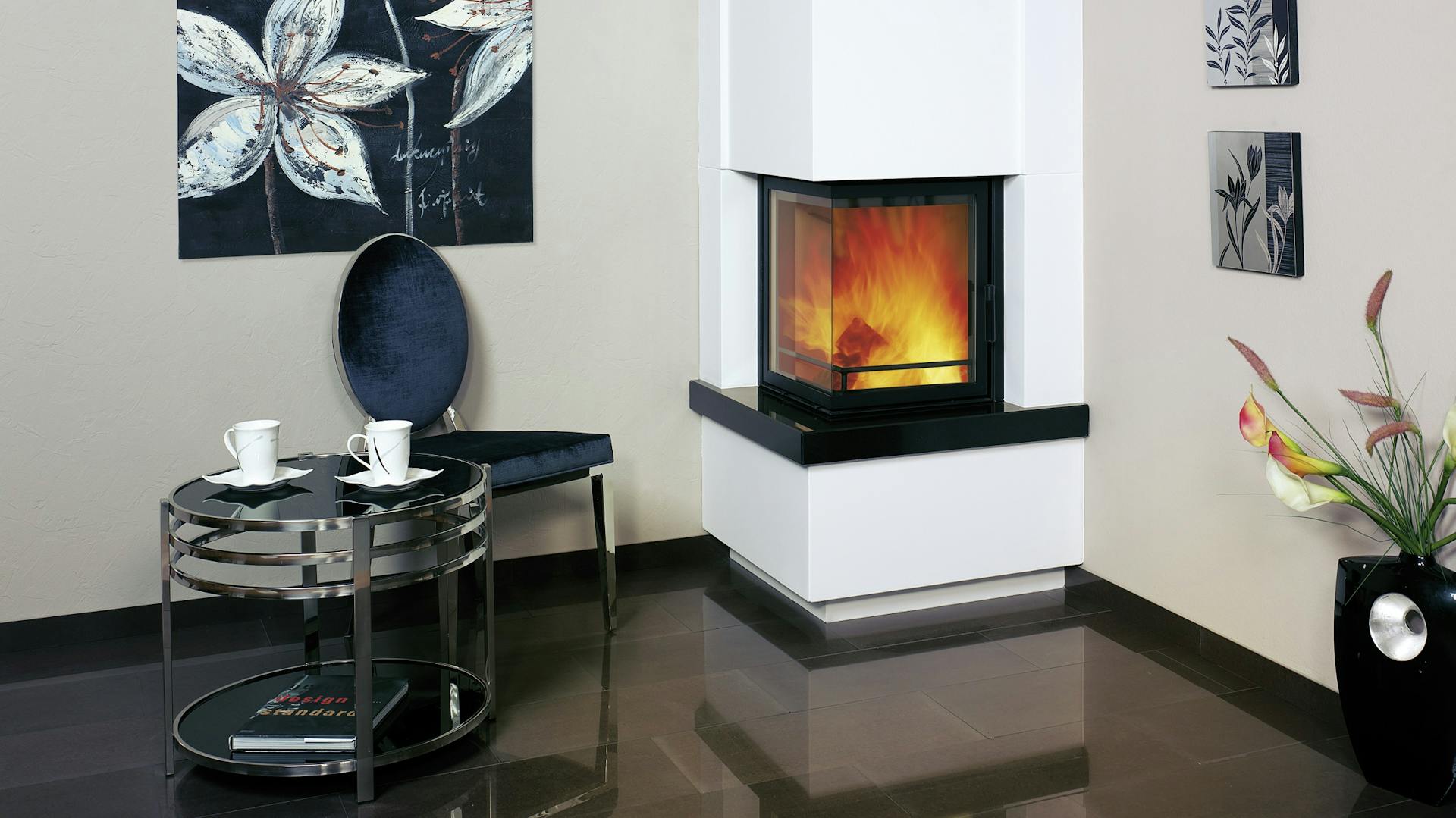 Kamin-Eckkonstruktion in einem Wohnraum mit brennendem Feuer