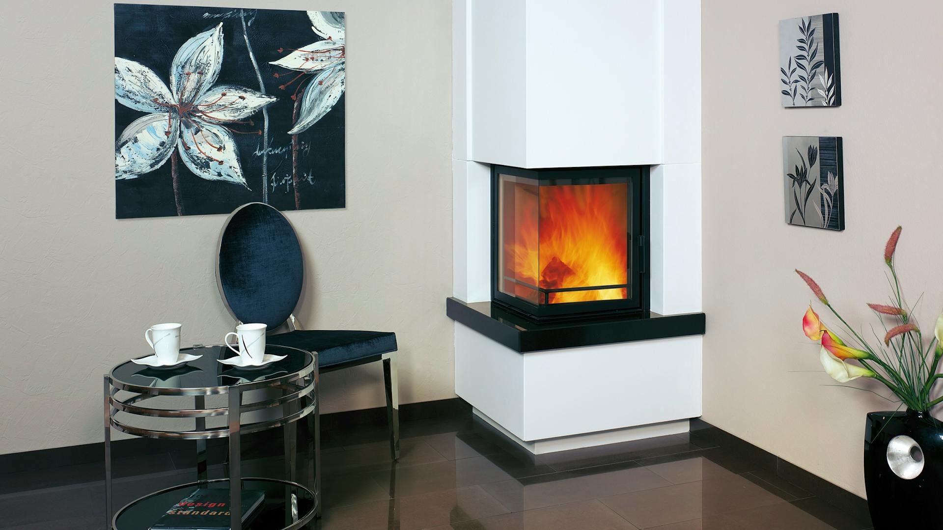 Épített kandalló, mint egy saroképítmény a nappaliban.