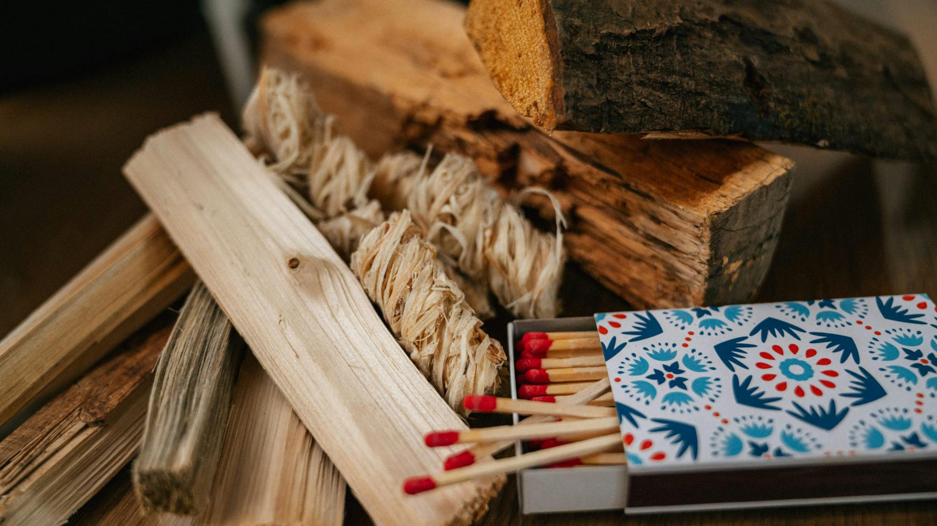 Holz mit einer Packung Streichhölzer.