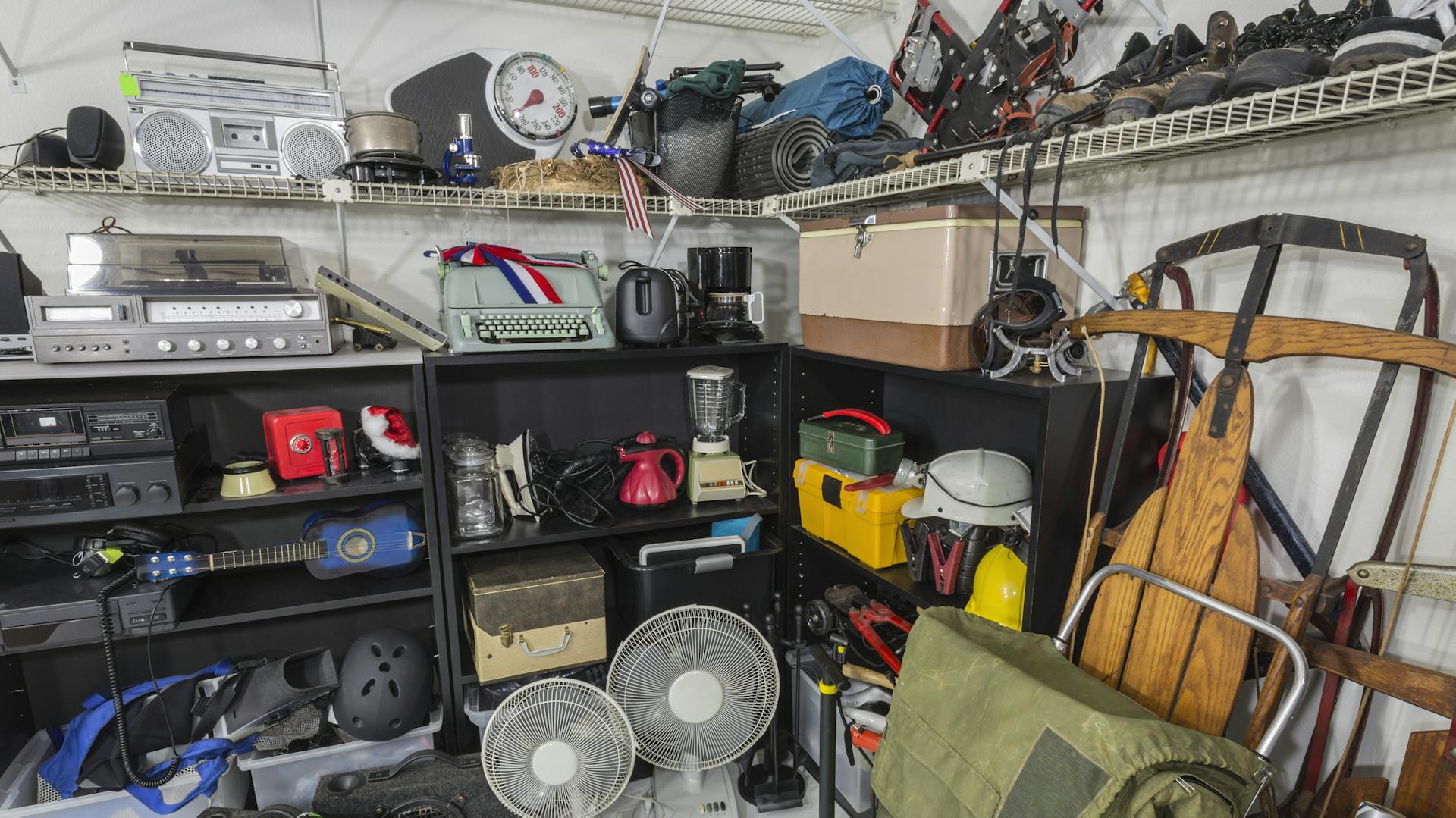 Diverse Gegenstände im unaufgeräumten Keller