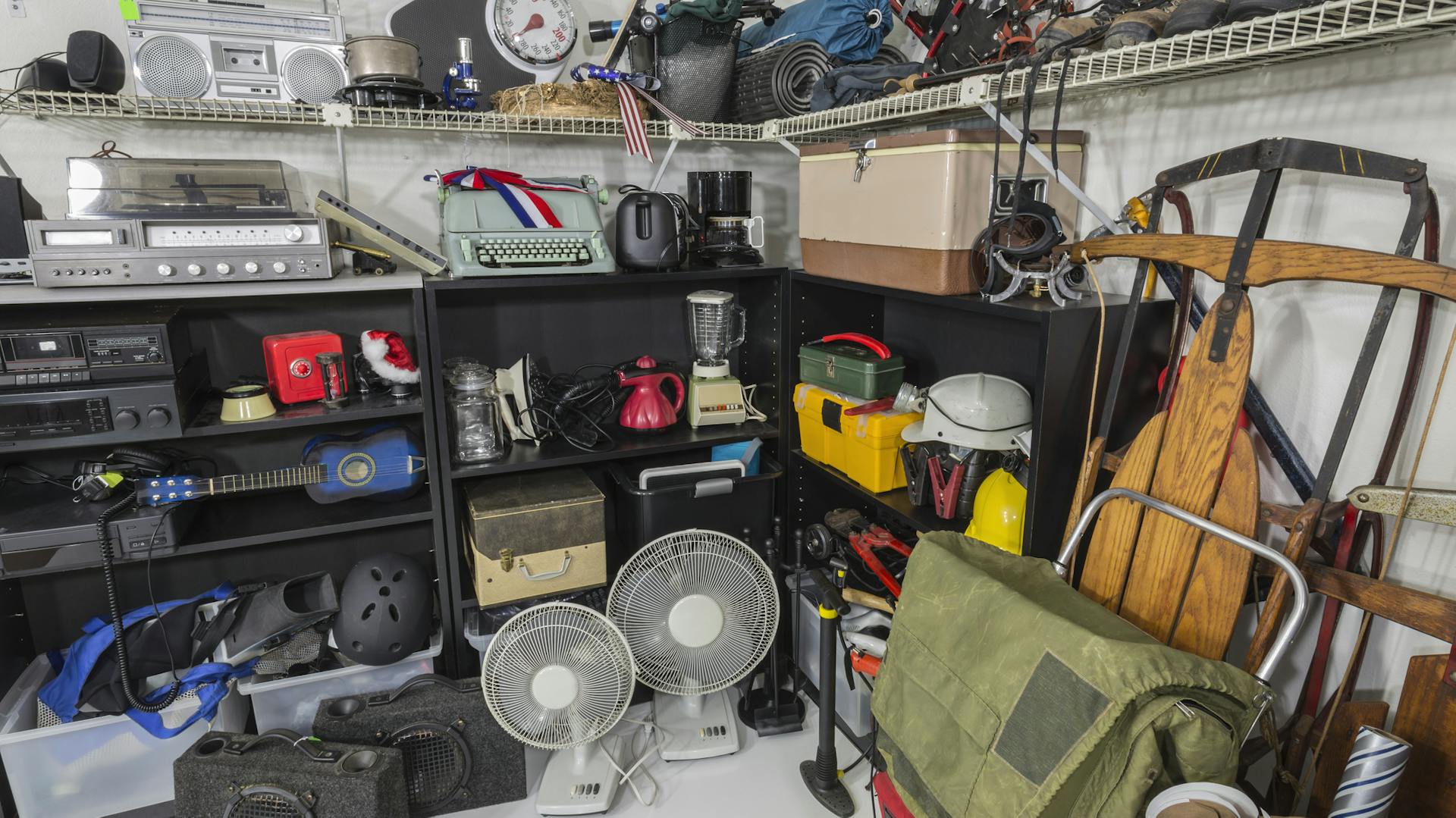 Keller mit vielen gelagerten Gegenständen