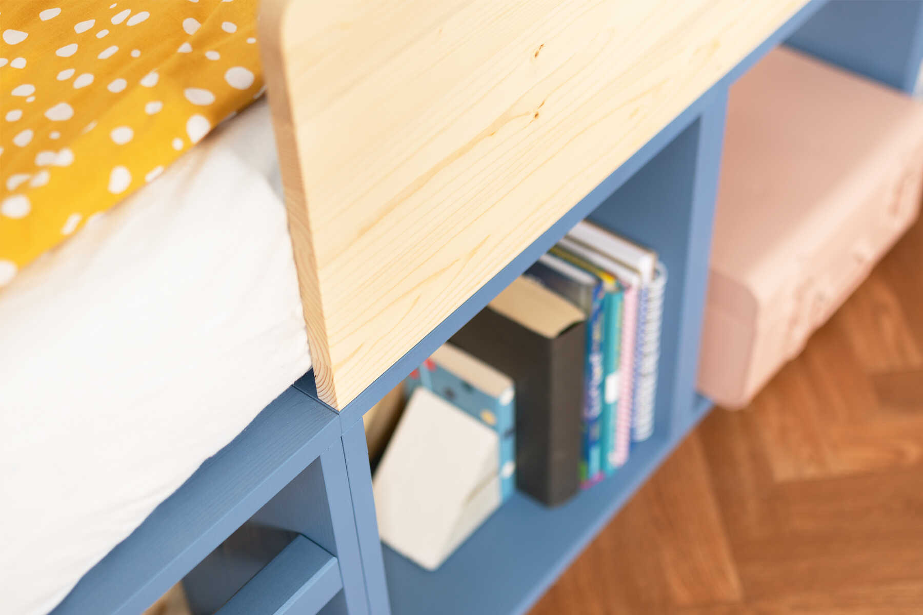 Detailansicht des aus Vollholz bestehenden Rausfallschutzes von Kinderbett Max.