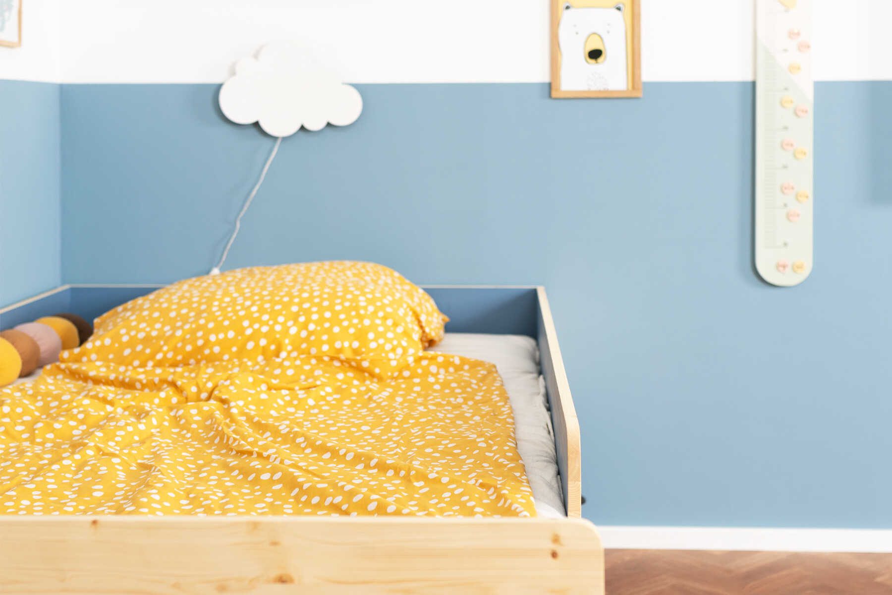 Ansicht auf Liegefläche im gelben Bettbezug vom Kinderbett Max.