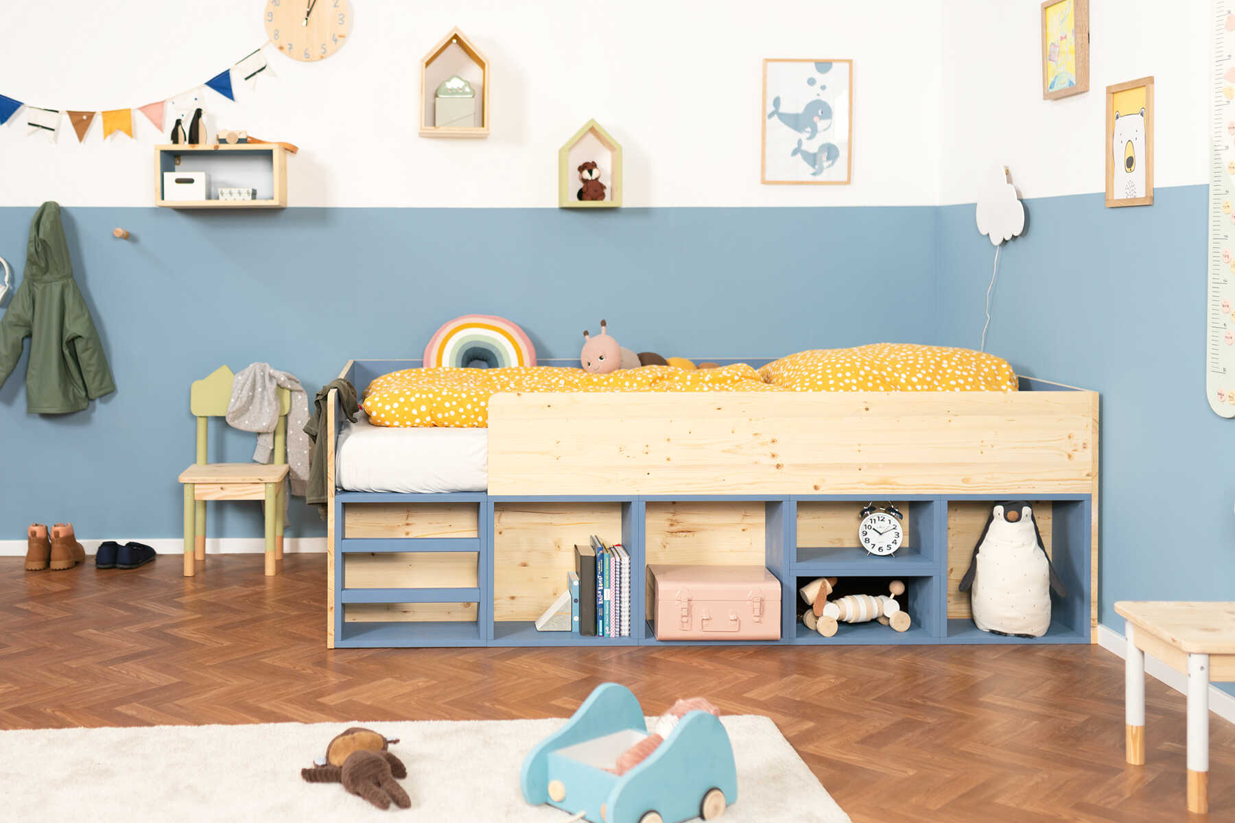 Vorderansicht auf das Kinderbett Max im Kinderzimmer.