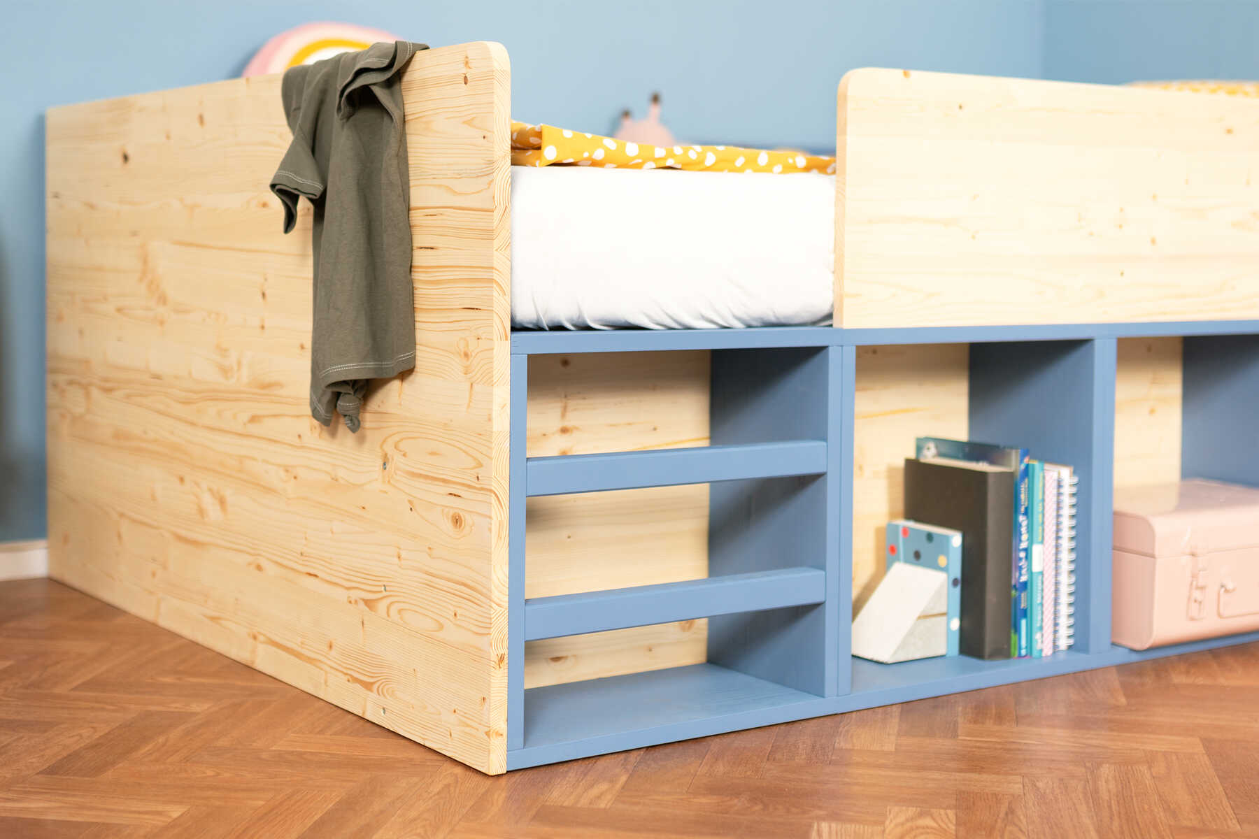 Nahansicht des Betteinstiegs von Kinderbett Max.