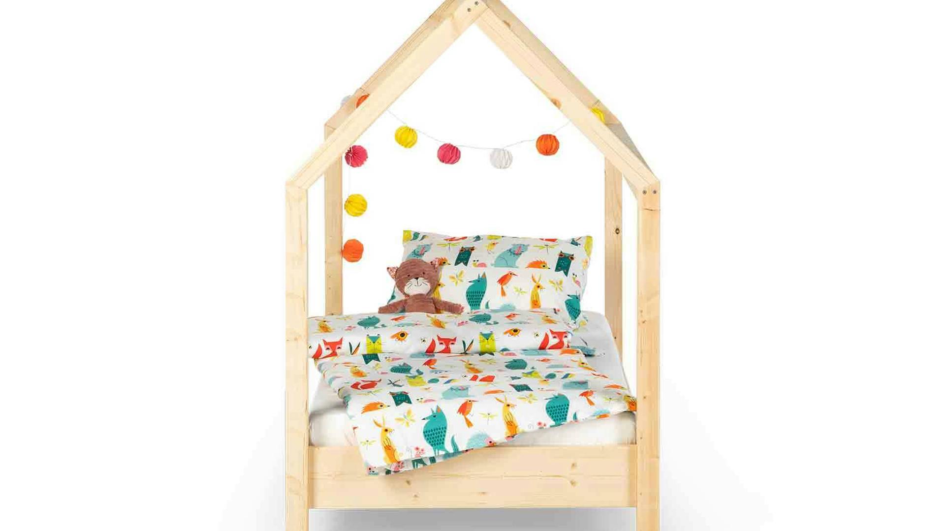 Frontansicht auf das Kinderbett Moritz in naturbelassenen Farben.