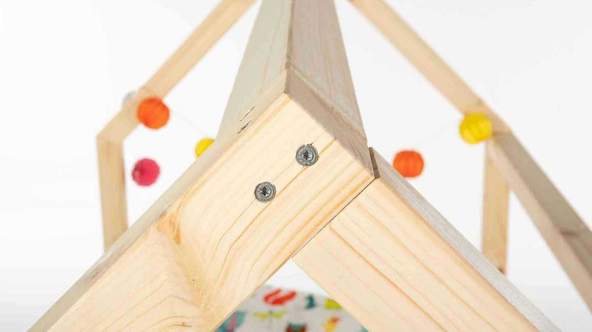 Detailansicht der Dachkonstruktion des Spielhausdaches von Kinderbett Moritz.