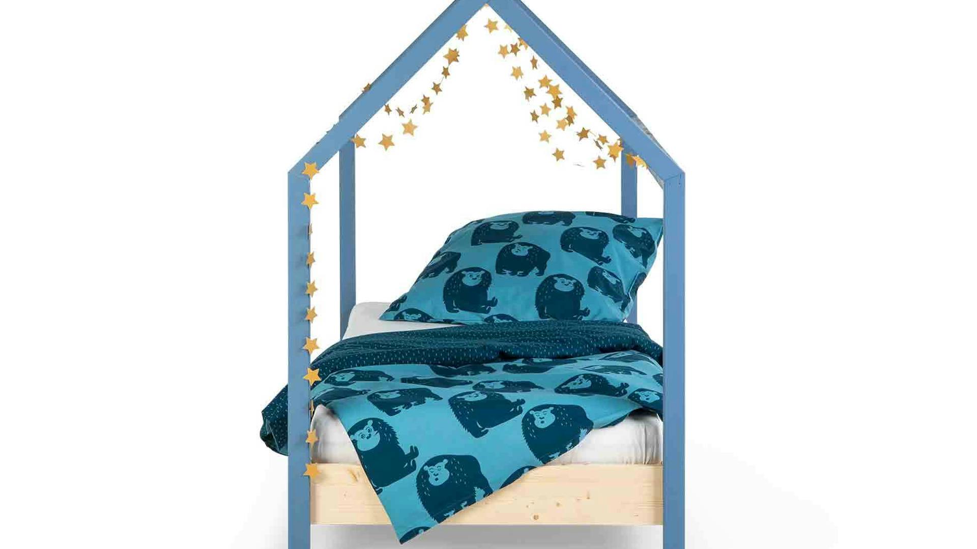 Frontale Ansicht auf das Kinderbett Moritz in blauen Farben.