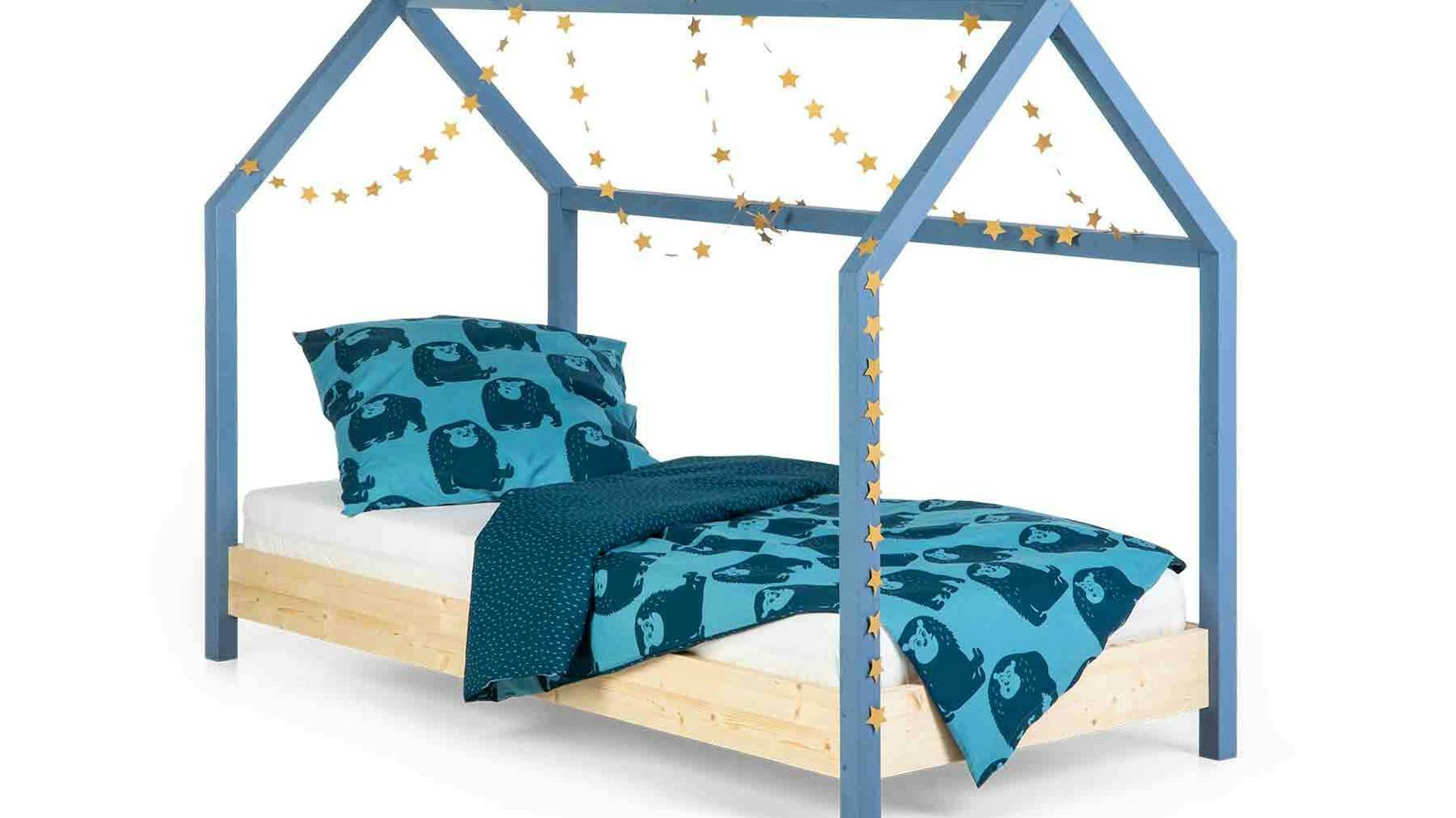 Seitliche Ansicht auf das Kinderbett Moritz in blauen Farben.