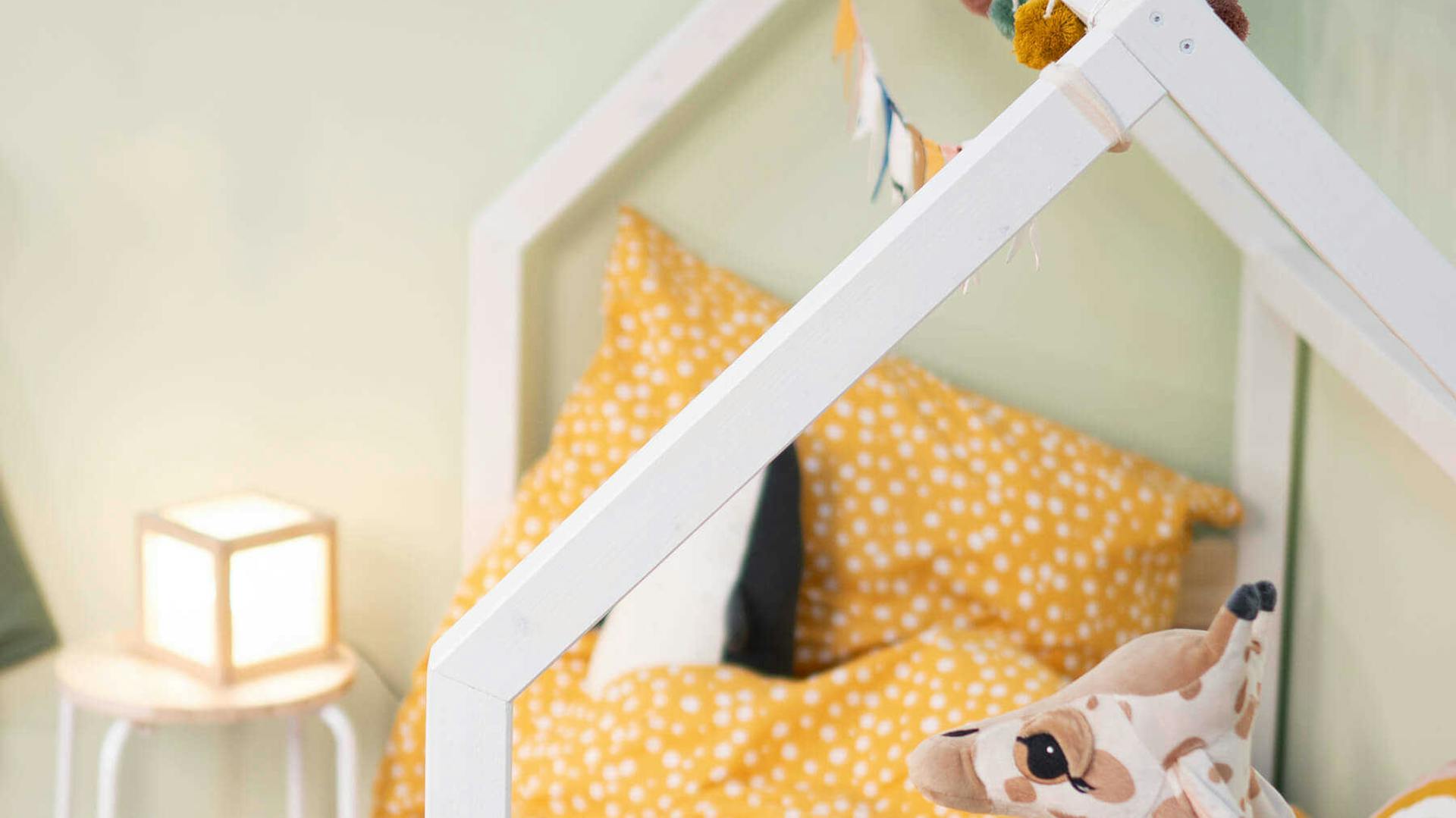 Nahansicht auf Spielhausgerüst des Kinderbetts Moritz.