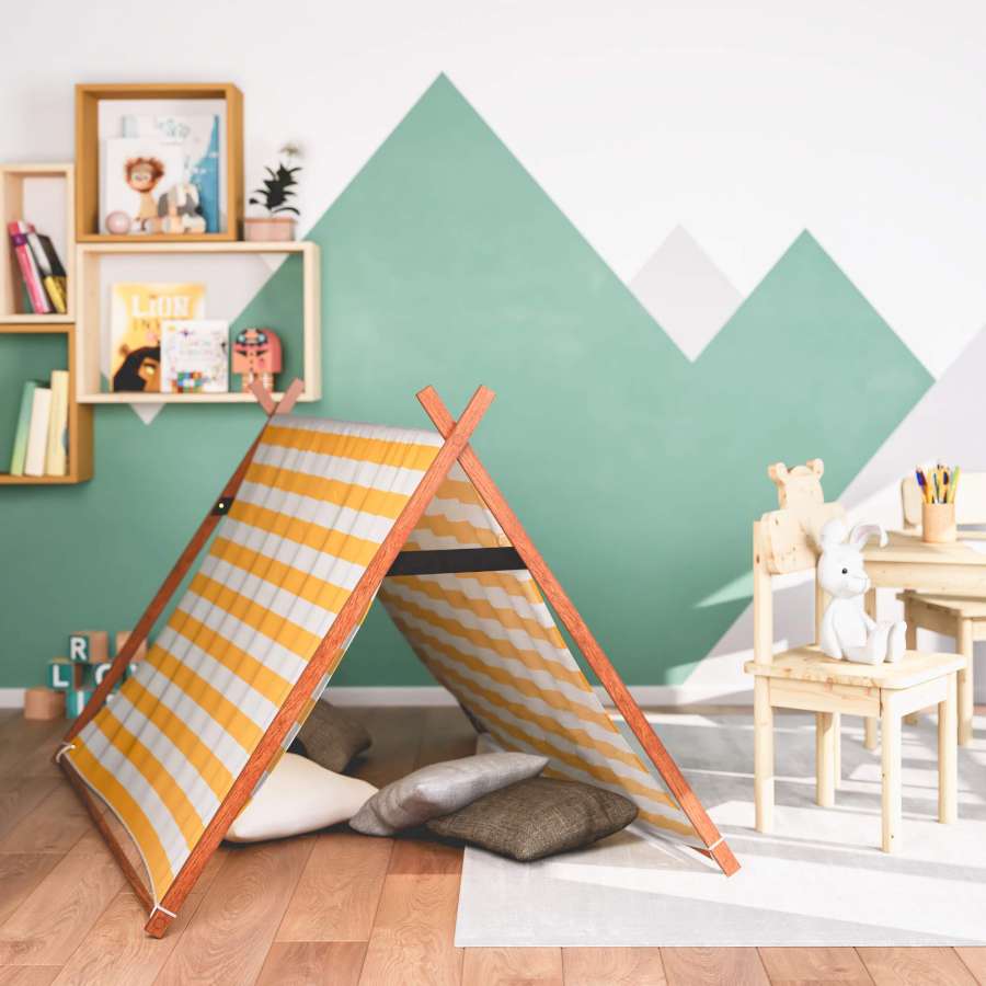 Kinder Tipi aus weiß-gelb gestreiftem Stoff in einem Kinderzimmer
