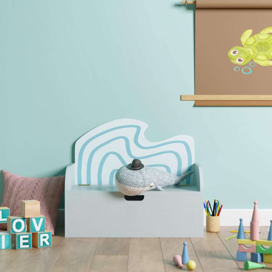 Es steht eine hellblaue Kinder-Sitzbank vor einer hellblauen Wand. Rechts daneben hängt ein Bild mit Schildkröte als Motiv. Vor der Sitzbank befinden sich Spielsachen.