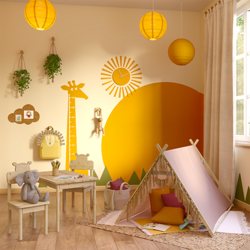 Ein Kinderzimmer, welches verschiedene Savannen Motive als Wandgestaltung nutzt und in der Ecke ein kleines Tipi stehen hat.