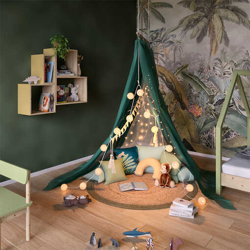 Ein Kinderzimmer, in dem eine Lesehöhle aus drapiertem Stoff aufgebaut ist. In der Lesehöhle hängen Lichterketten.