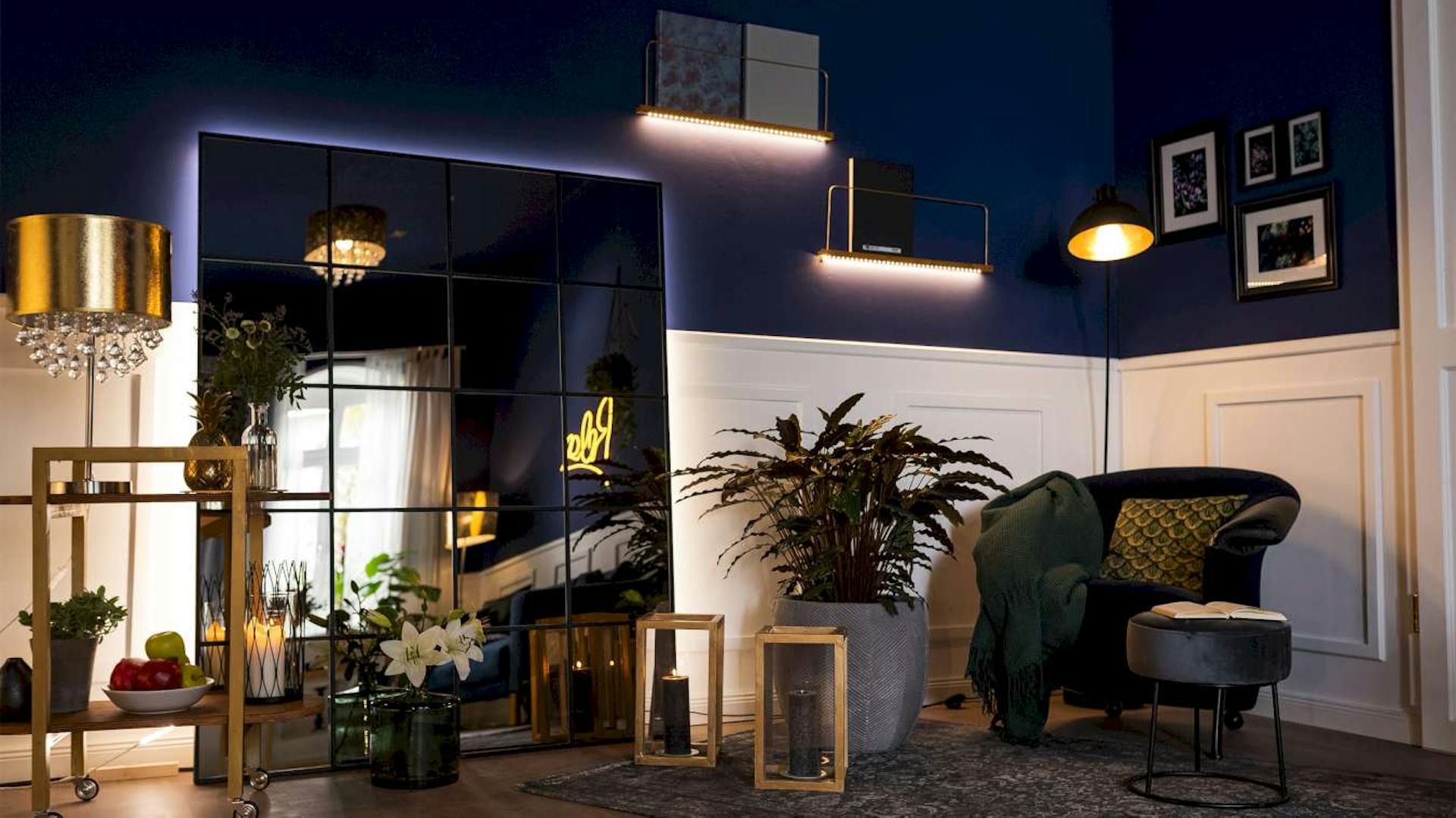 Indirekte Beleuchtung für die Wand im Wohnzimmer kombiniert mit anderen Beleuchtungsvarianten