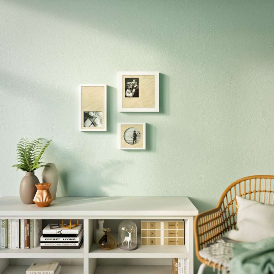 Bilderrahmen mit Passepartout an mintgrüner Wand