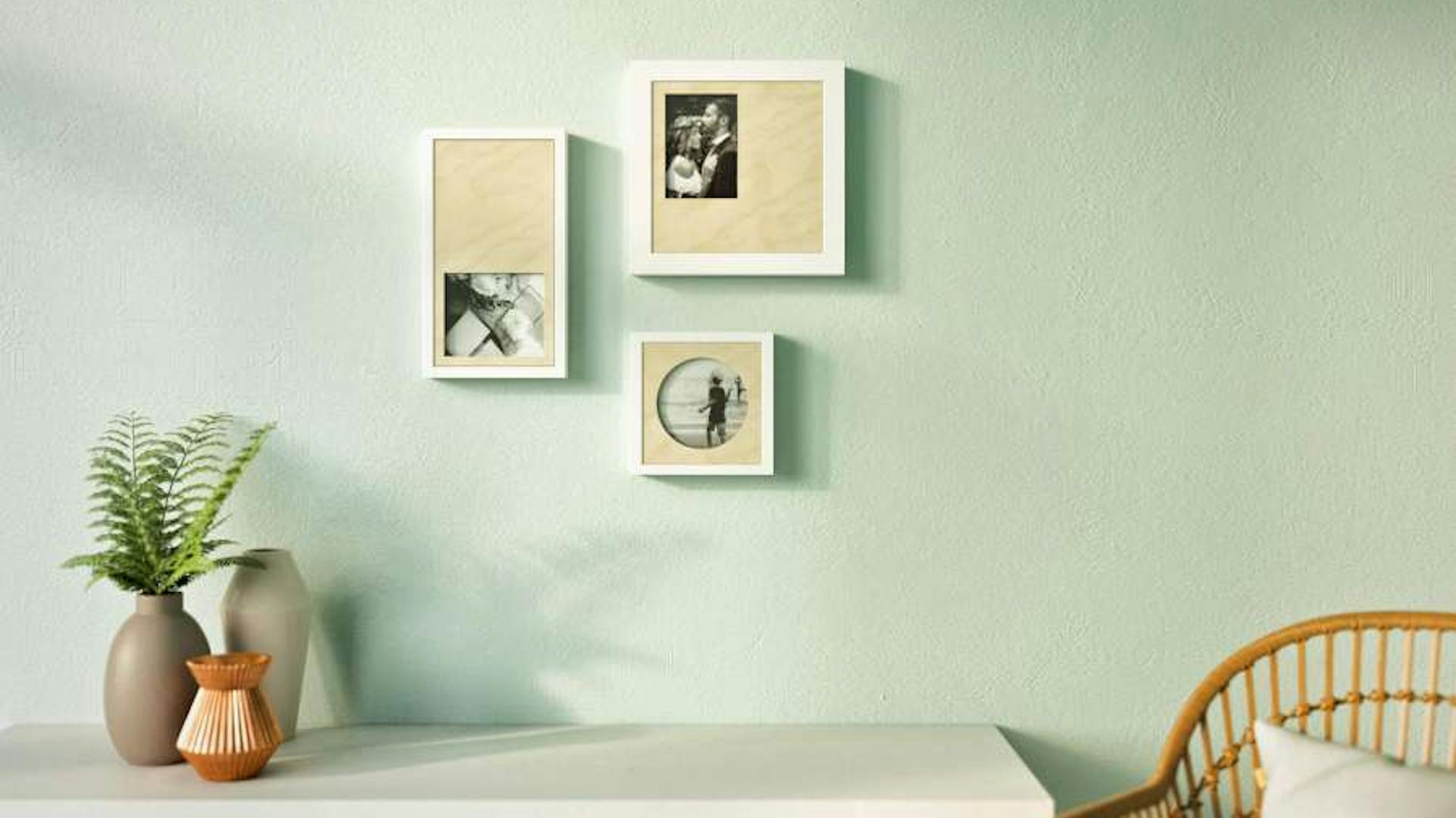 Bilderrahmen mit Passepartout an mintgrüner Wand