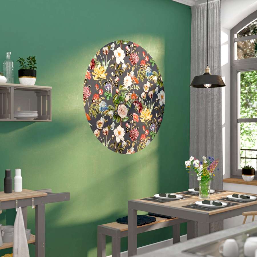 Ein Schlafzimmer mit Bett, über dem ein runder Kreis aus Vliestapete an die Wand geklebt wurde.