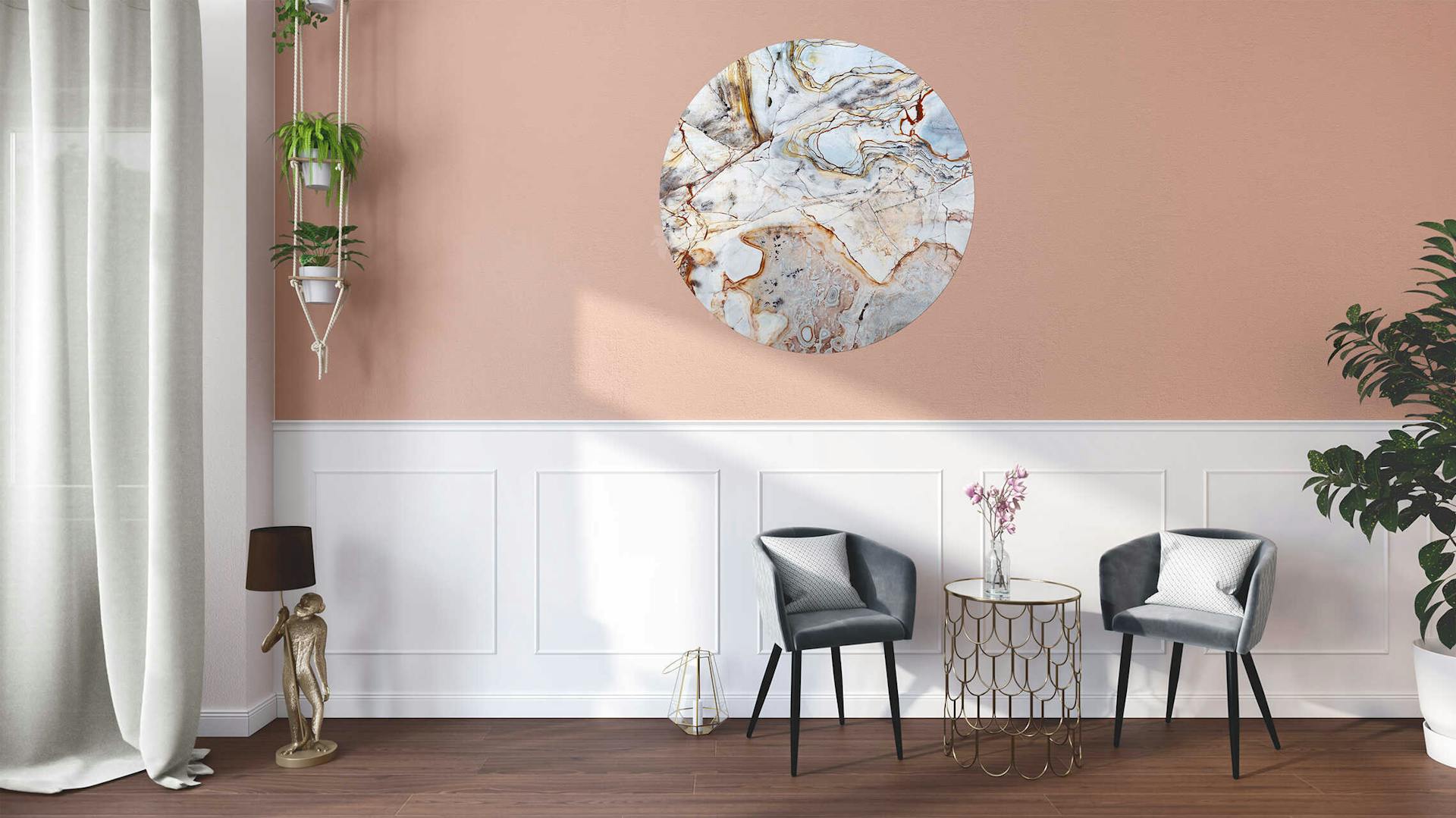 Ein Raum mit dunklem Parkett, weißer Kasettierung, korallen-farbener Wand und einer runden Tapete in bunter Marmoroptik