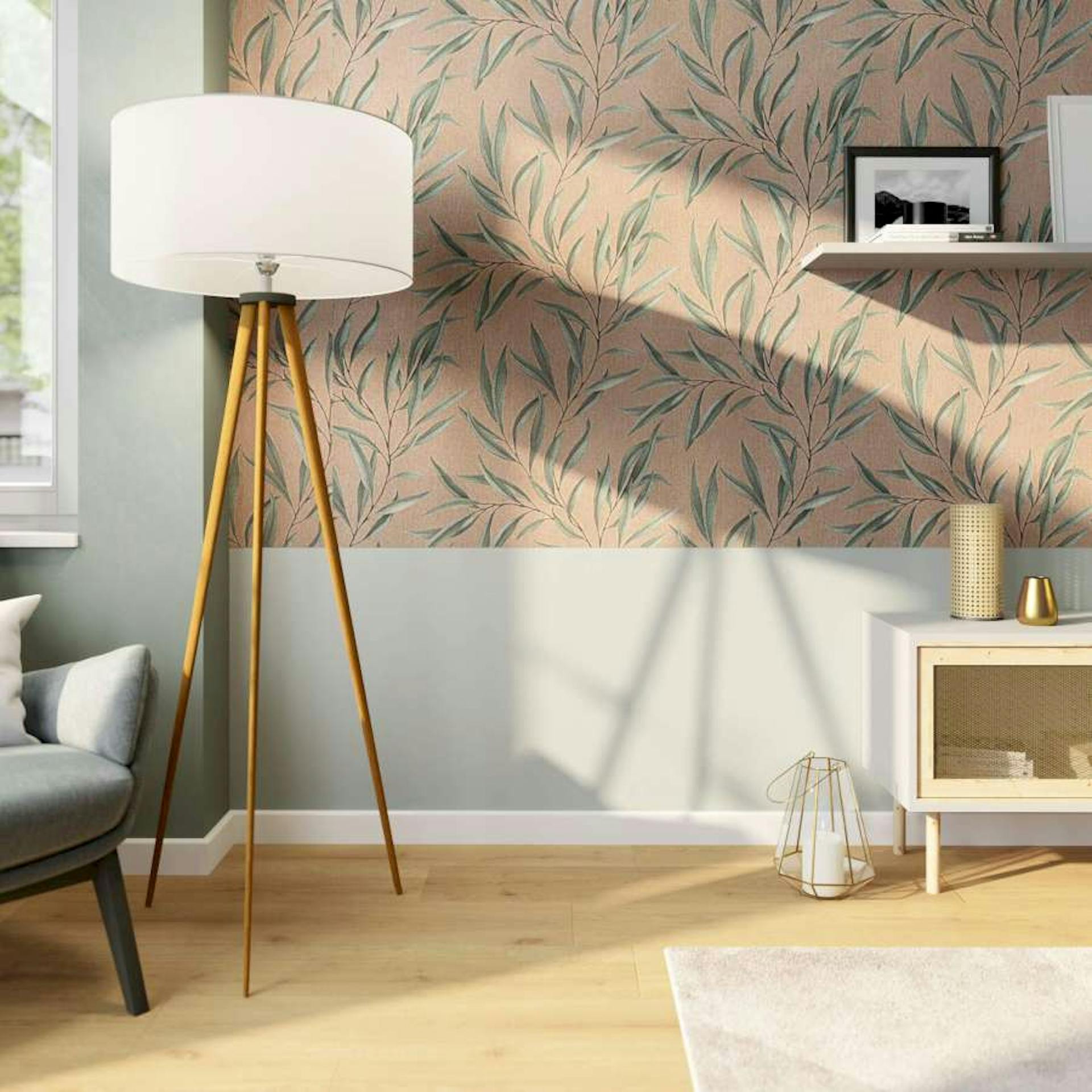 Eine große Stehlampe mit weißem Schirm und das Sideboard Jona stehen vor einer Wand, die im unteren Teil gestrichen und im oberen Teil mit einer floralen Tapete tapeziert worden ist.