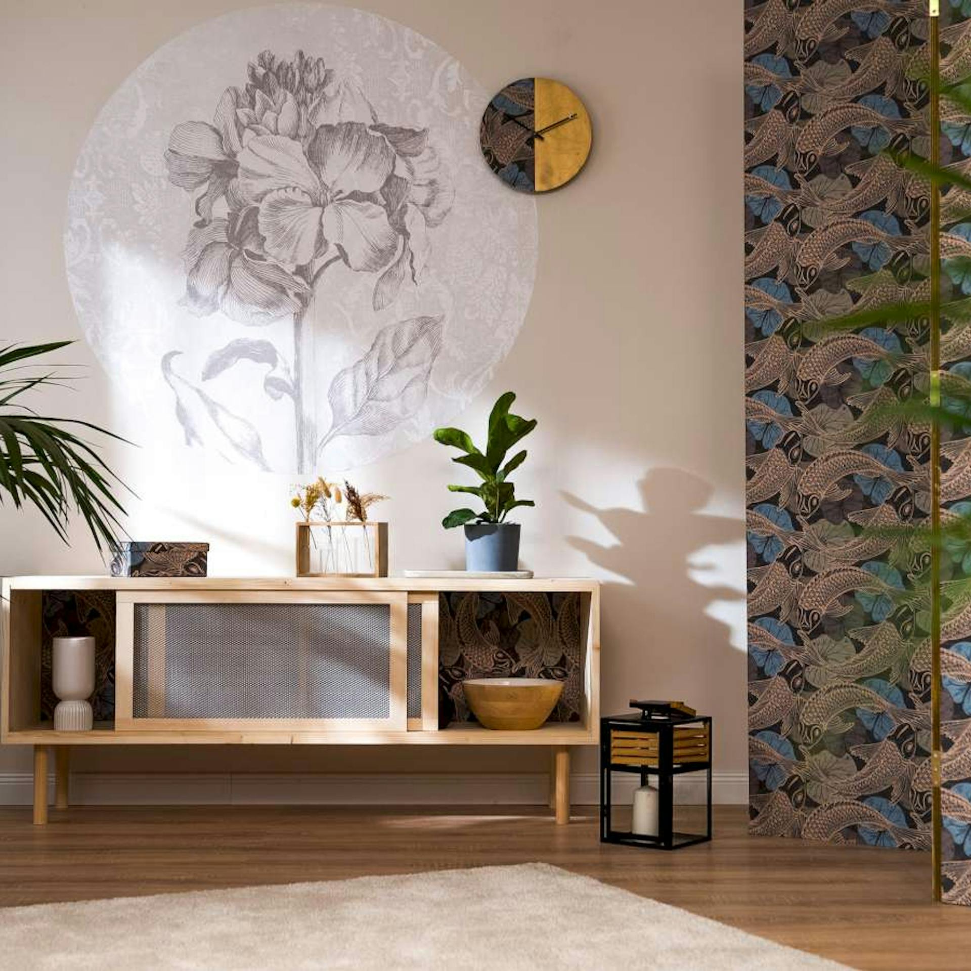 Runde Komar Tapete an der Wand.