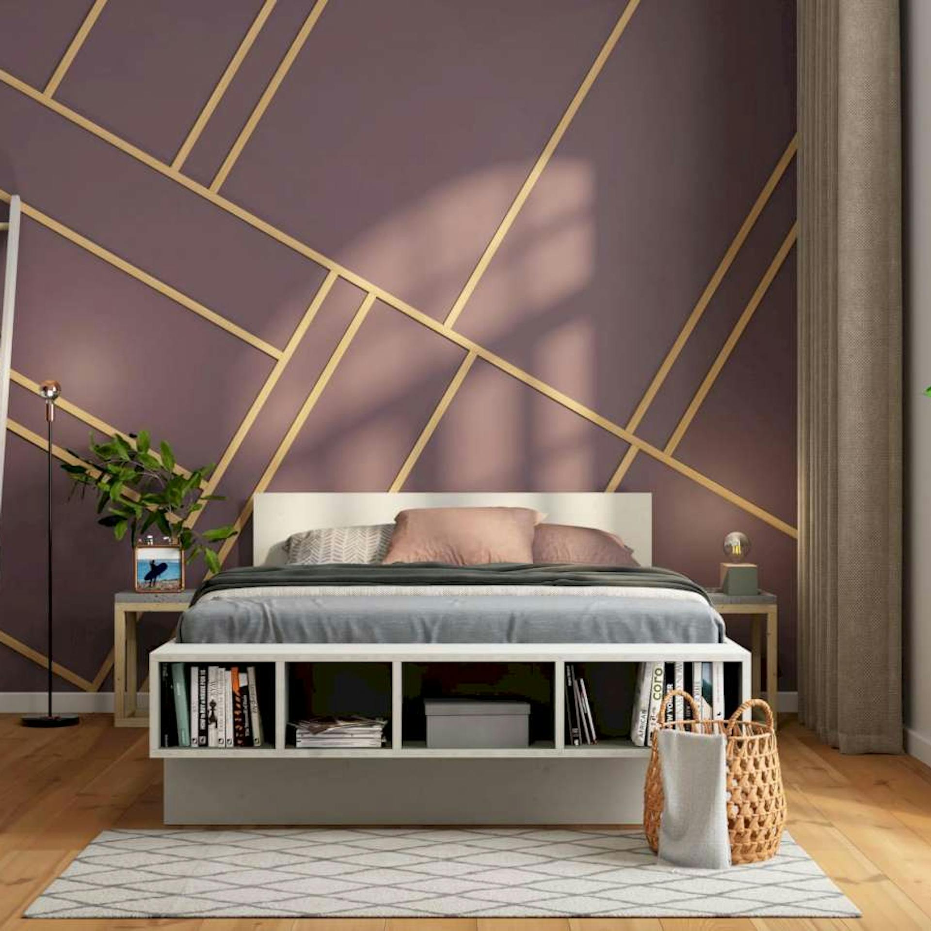 Schlafzimmer mit verschiedenen Dekoleisten an der Wand.