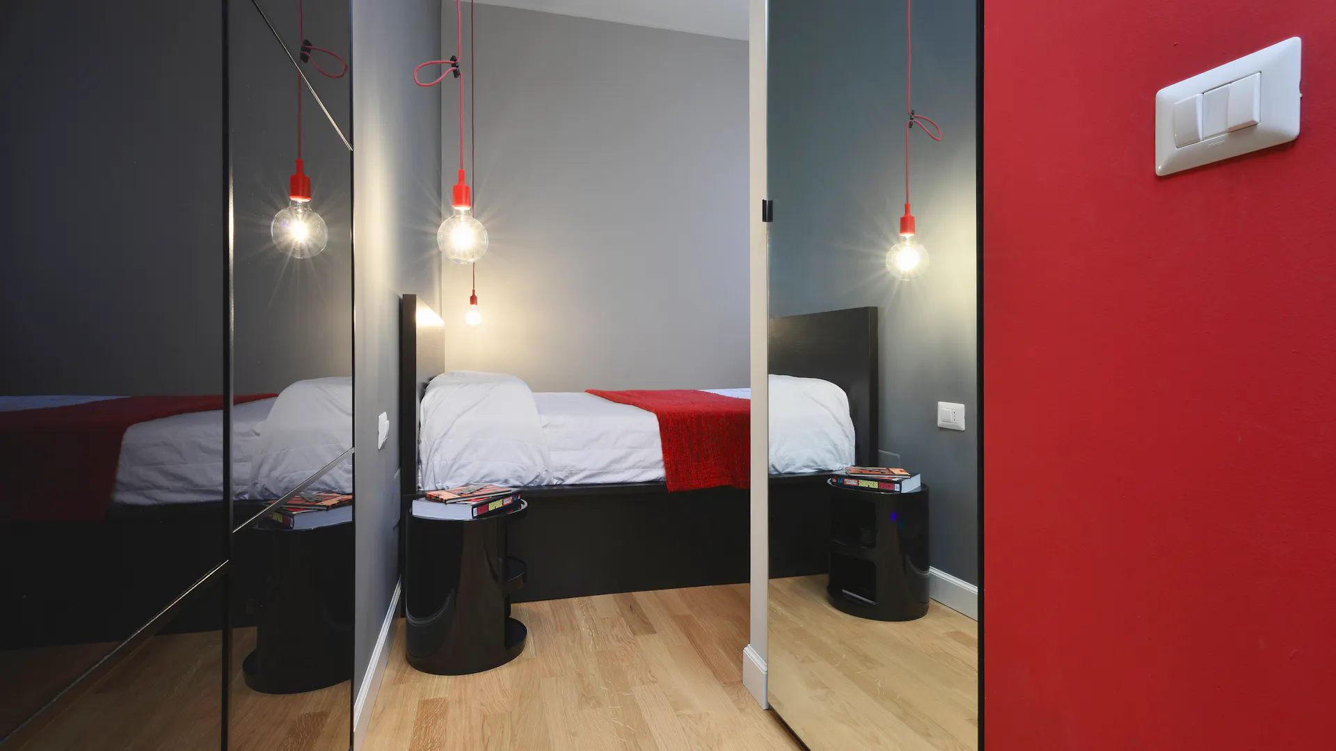 Spiegel in kleinem Schlafzimmer