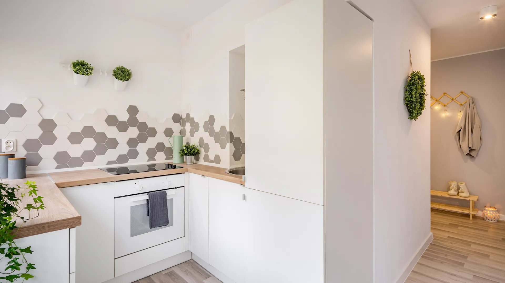 Kleine, helle Küche in Wohnung