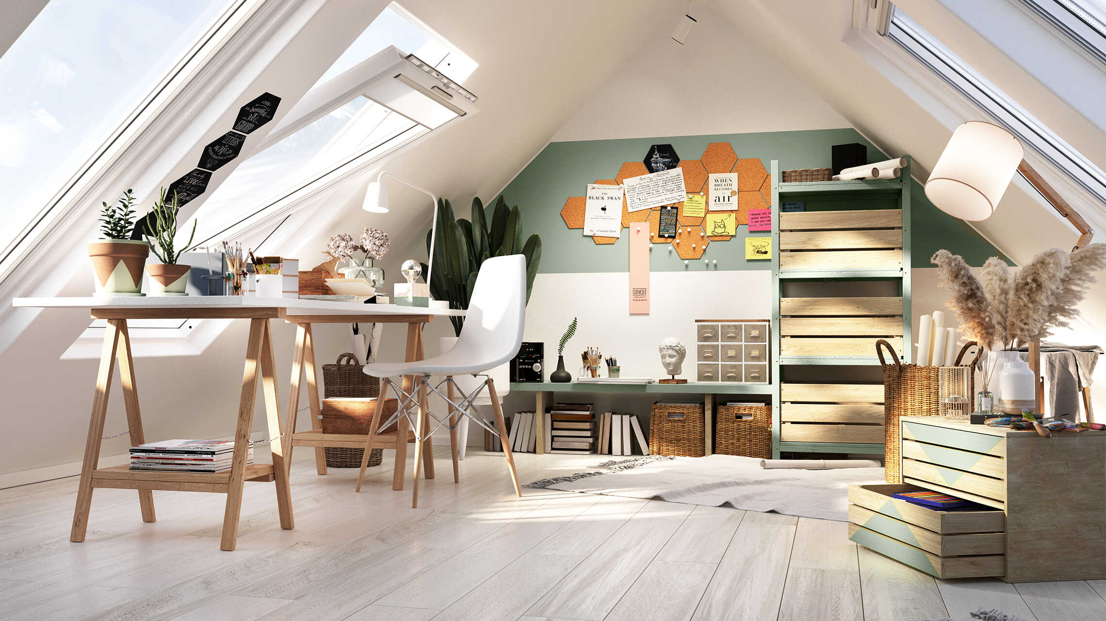 Ein heller Dachboden mit Dachschrägen auf beiden Seite, wo an der zentralen Wand eine Pinnwand aus vielen Korkhexagonen hängt und Regal Schubfach in der Ecke steht.