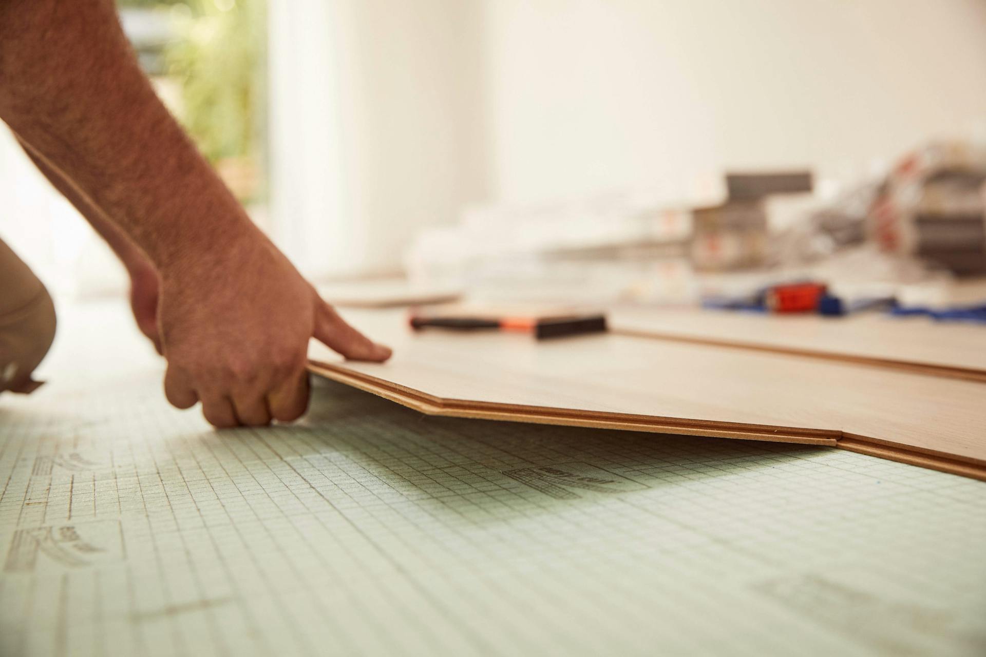 Posa del laminato a clic sul pavimento