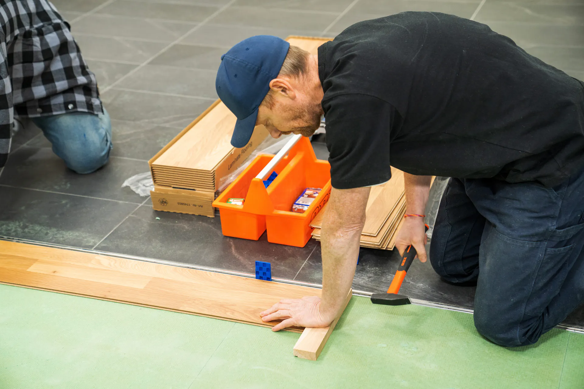 L’appassionato del fai-da-te posa la prima fila di laminato.