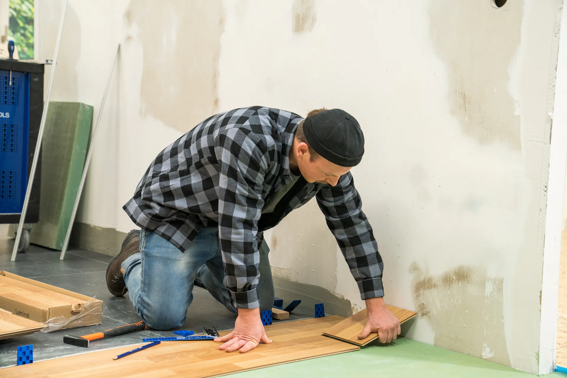 L’appassionato del fai-da-te posiziona il listello accorciato alla fine della fila.